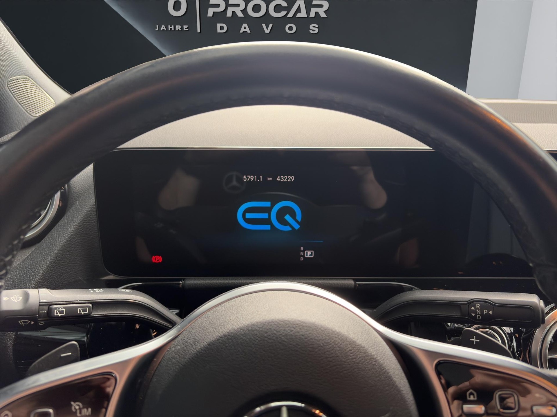 MERCEDES-BENZ EQA 300 Swiss Star Progressive 4matic-image-7