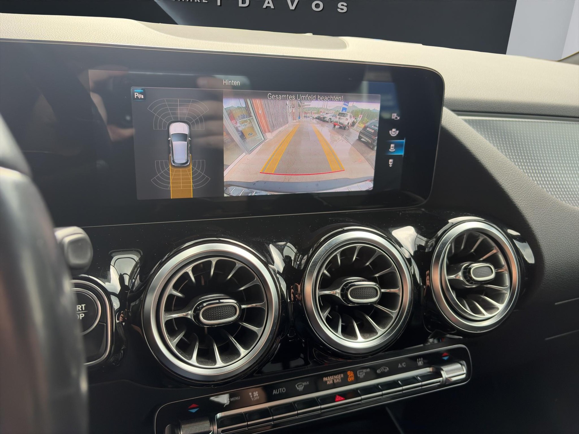 MERCEDES-BENZ EQA 300 Swiss Star Progressive 4matic-image-9