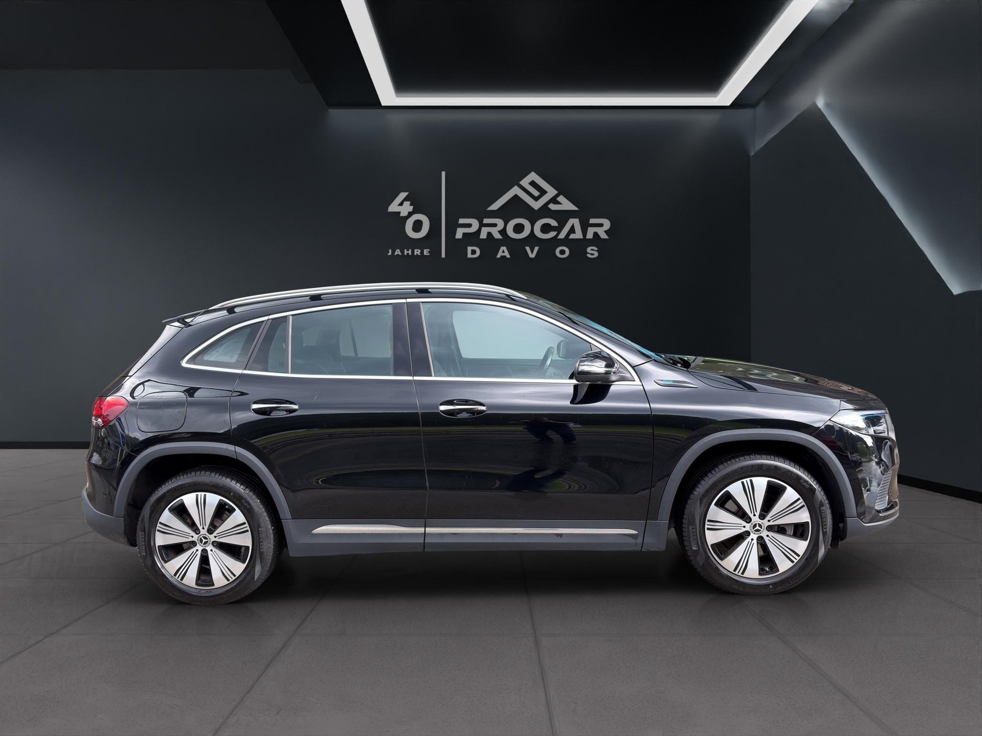 MERCEDES-BENZ EQA 300 Swiss Star Progressive 4matic-image-1