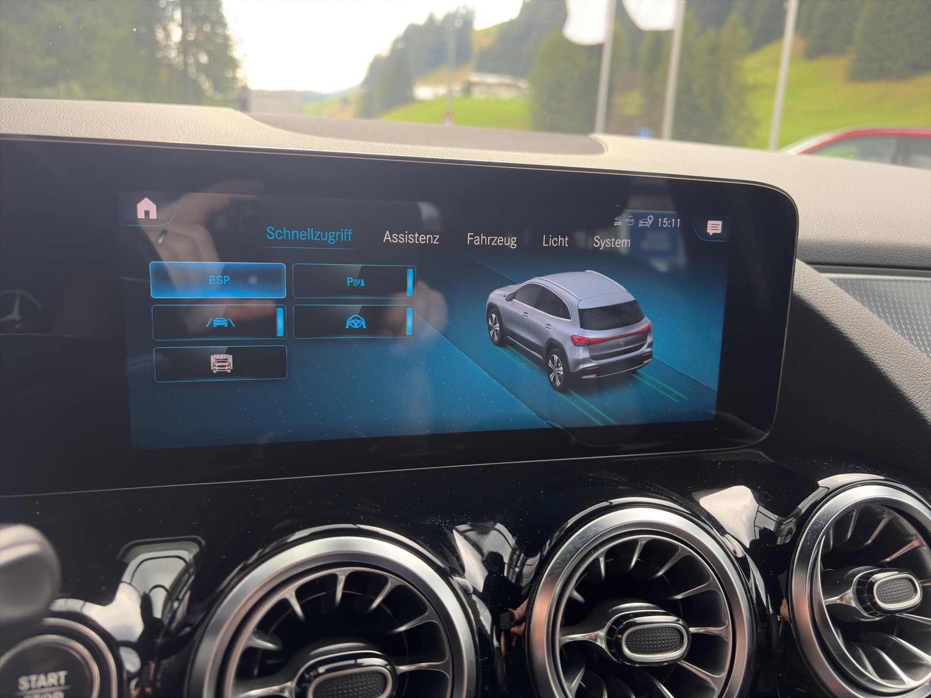 MERCEDES-BENZ EQA 300 Swiss Star Progressive 4matic-image-10