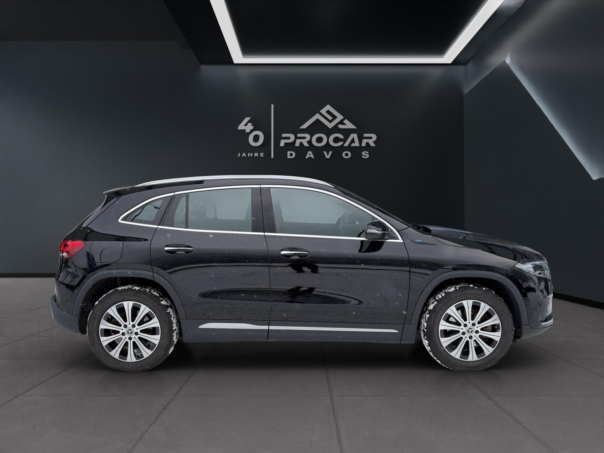 MERCEDES-BENZ EQA 300 Swiss Star Progressive 4matic-image-1