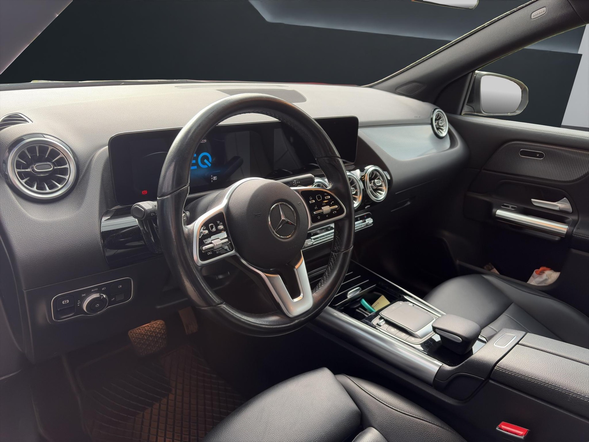 MERCEDES-BENZ EQA 300 Swiss Star Progressive 4matic-image-5