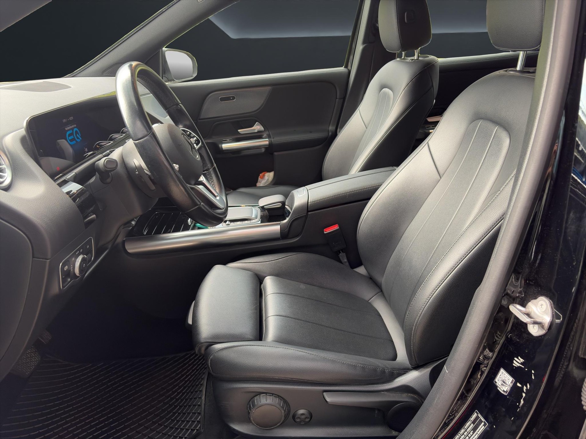 MERCEDES-BENZ EQA 300 Swiss Star Progressive 4matic-image-6
