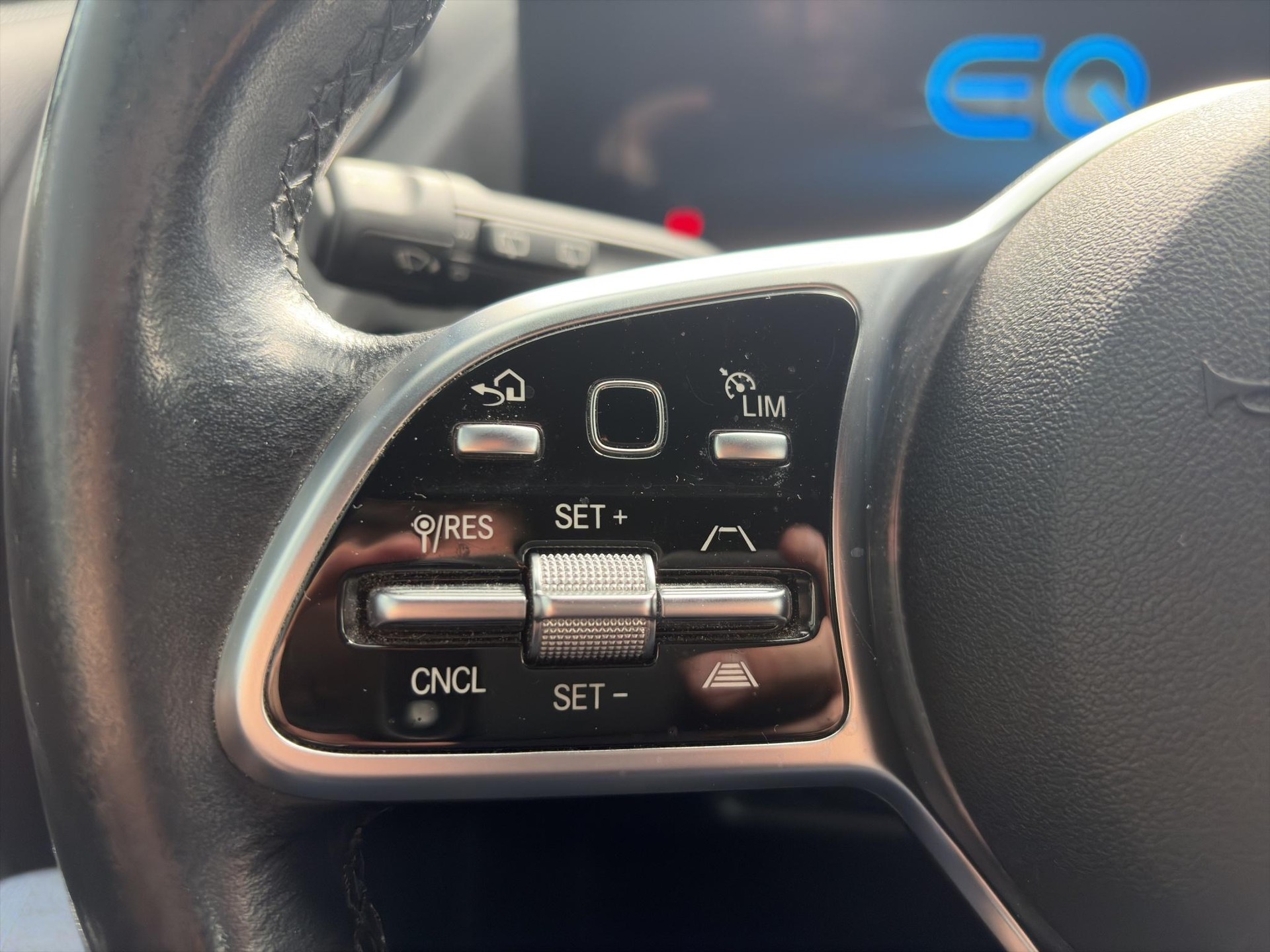 MERCEDES-BENZ EQA 300 Swiss Star Progressive 4matic-image-8