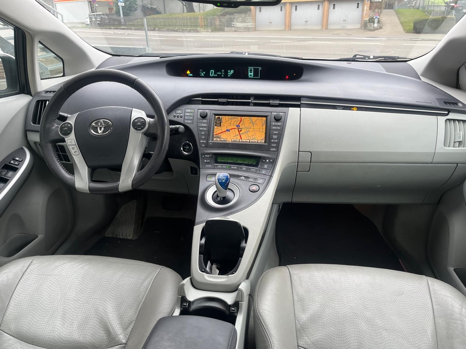 TOYOTA Prius 1.8 16V HSD Sol — slika 6