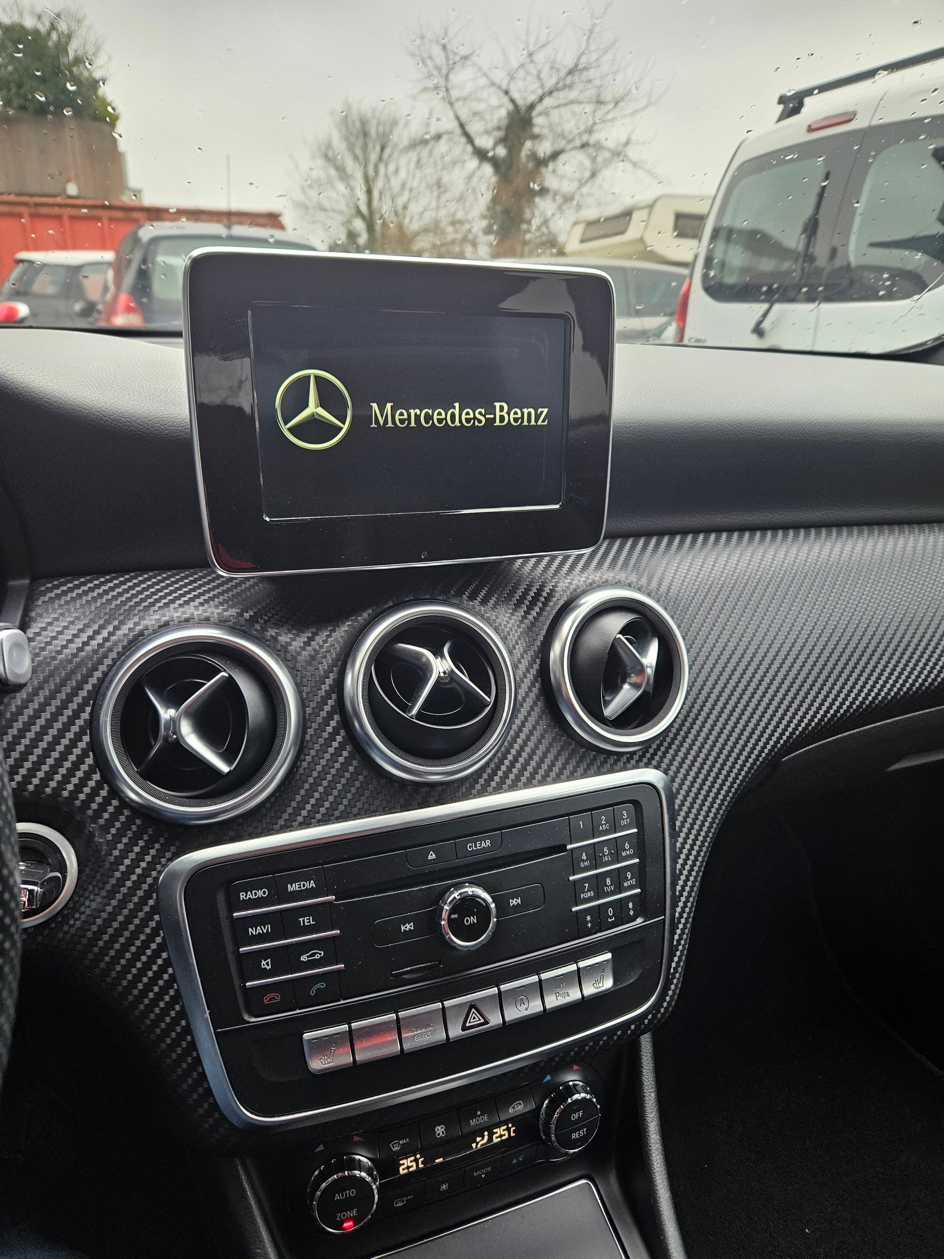 MERCEDES-BENZ A 180 AMG Line 7G-DCT-image-3