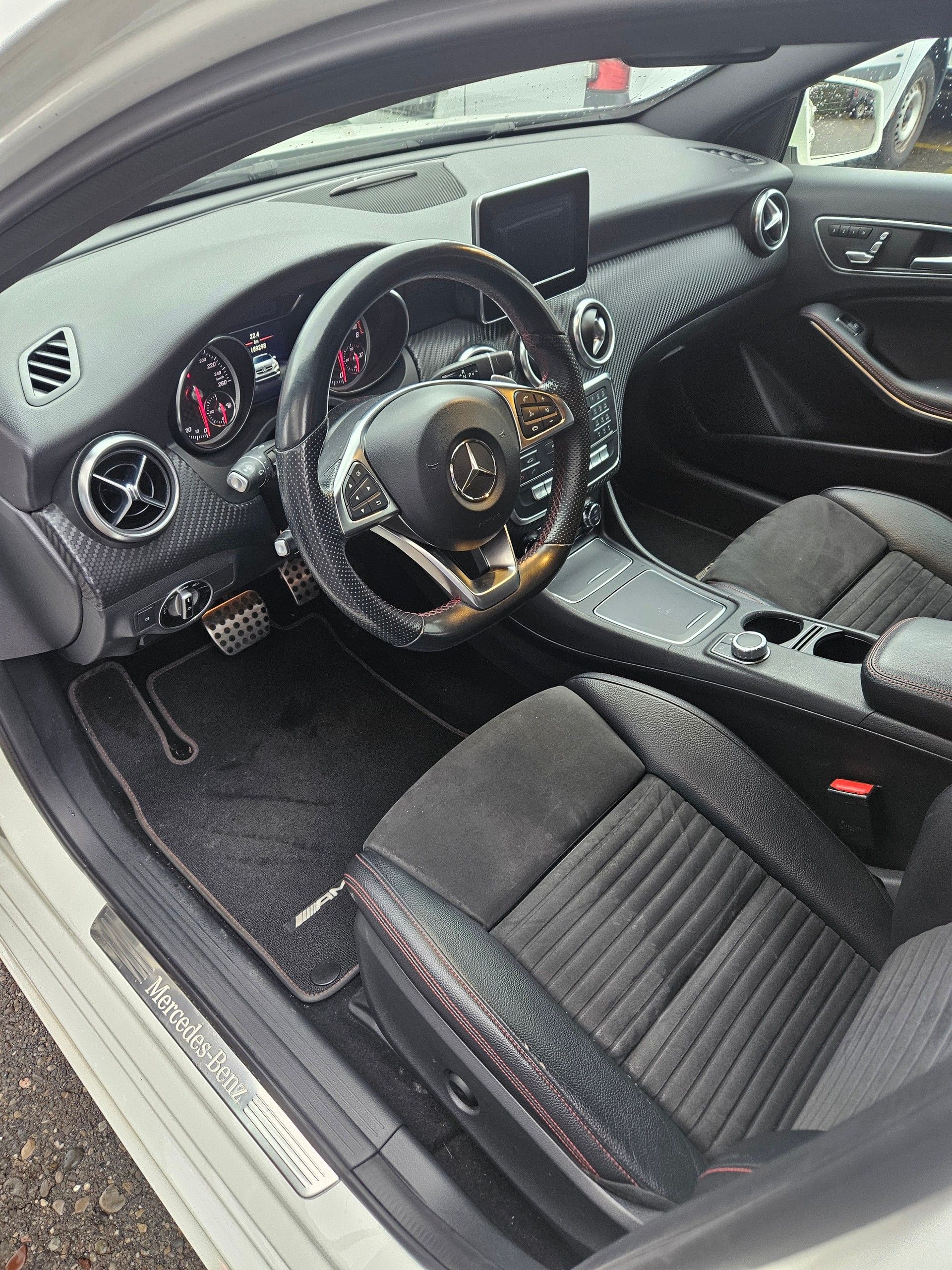 MERCEDES-BENZ A 180 AMG Line 7G-DCT-image-1