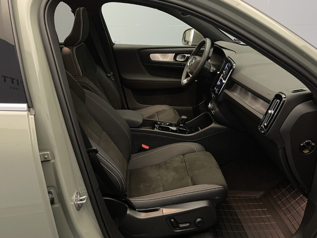 VOLVO XC40 1.5 T4 PiH Ultimate Bright-image-11