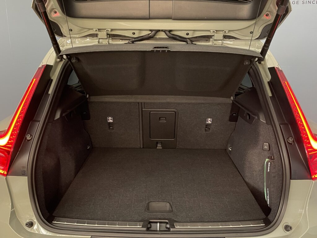 VOLVO XC40 1.5 T4 PiH Ultimate Bright-image-14