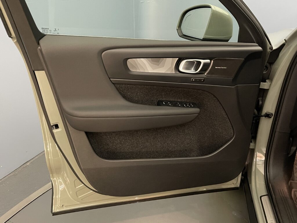 VOLVO XC40 1.5 T4 PiH Ultimate Bright-image-10