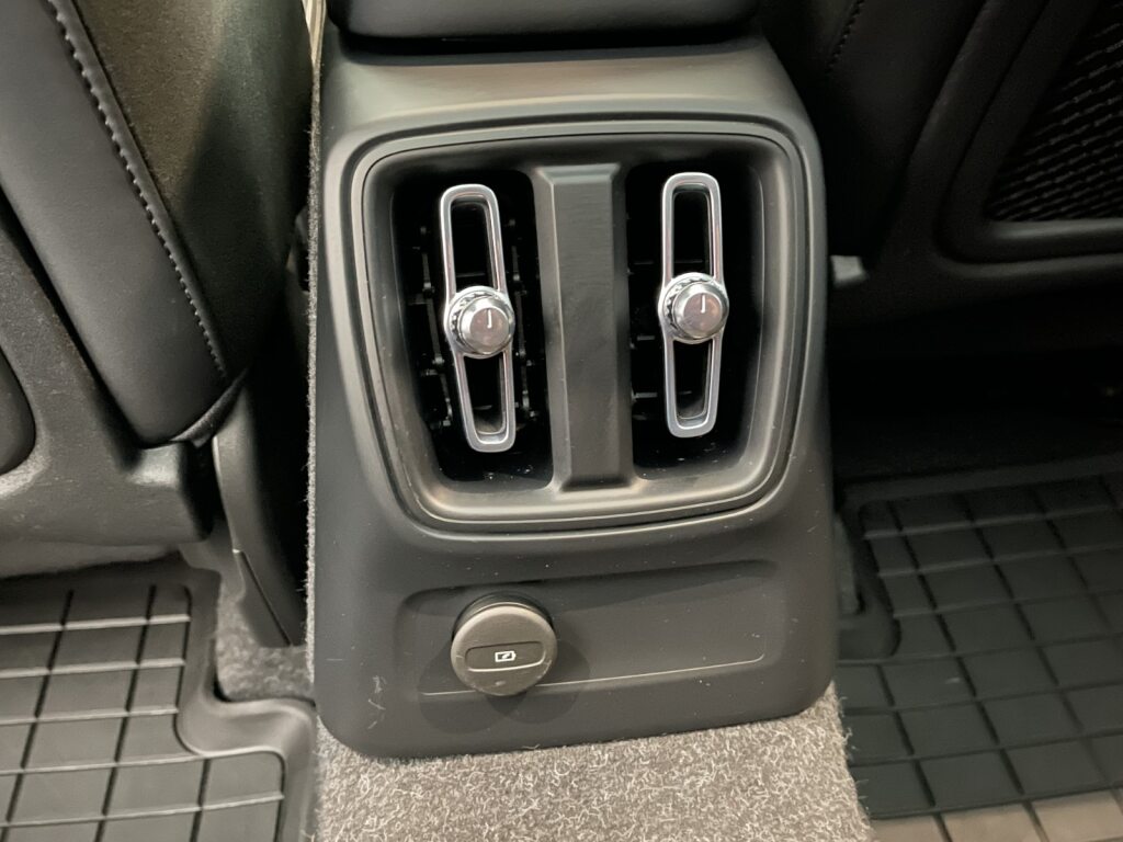 VOLVO XC40 1.5 T4 PiH Ultimate Bright-image-9