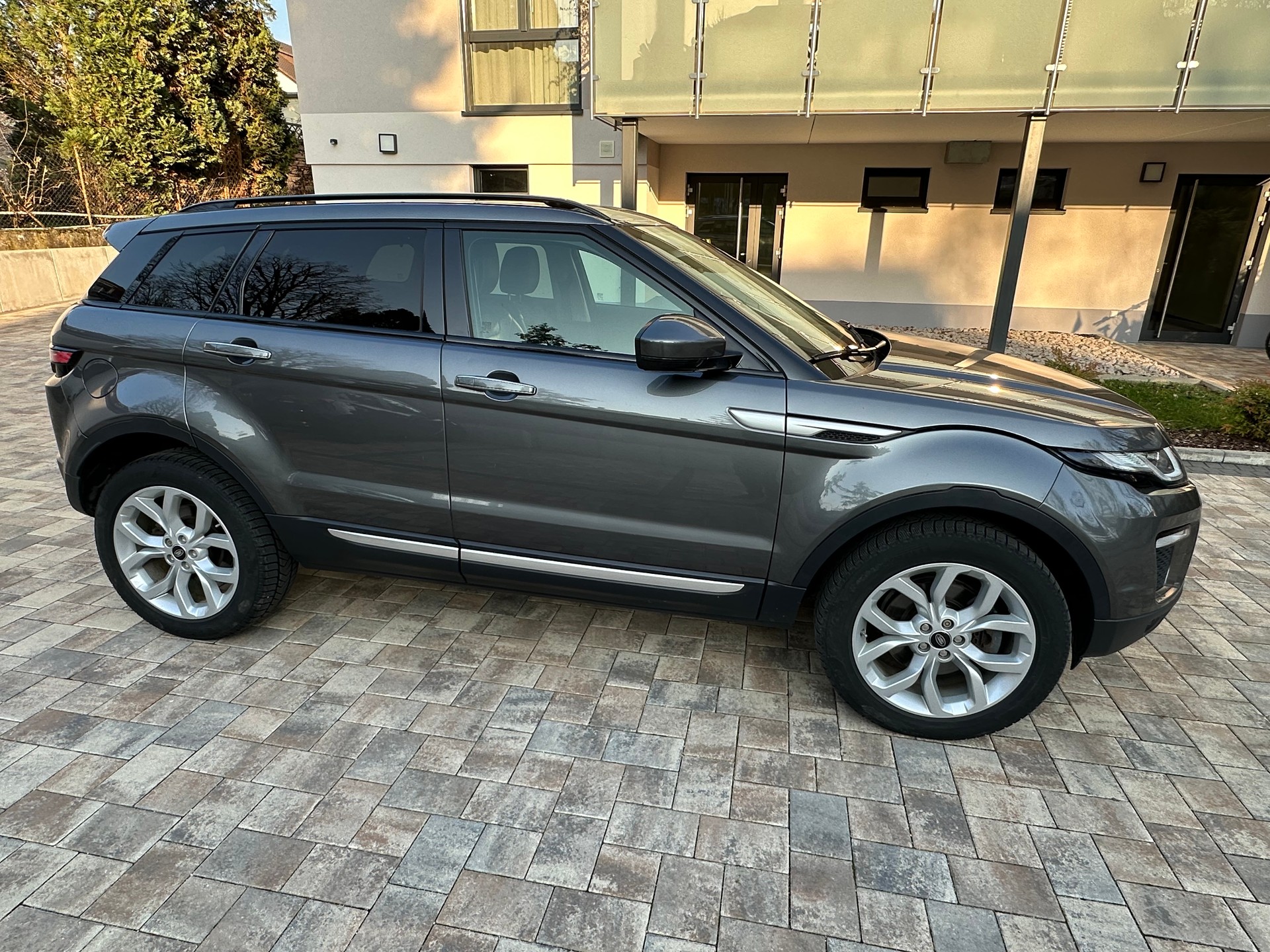 LAND ROVER Range Rover Evoque 2.0 TD4 HSE AT9-image-0