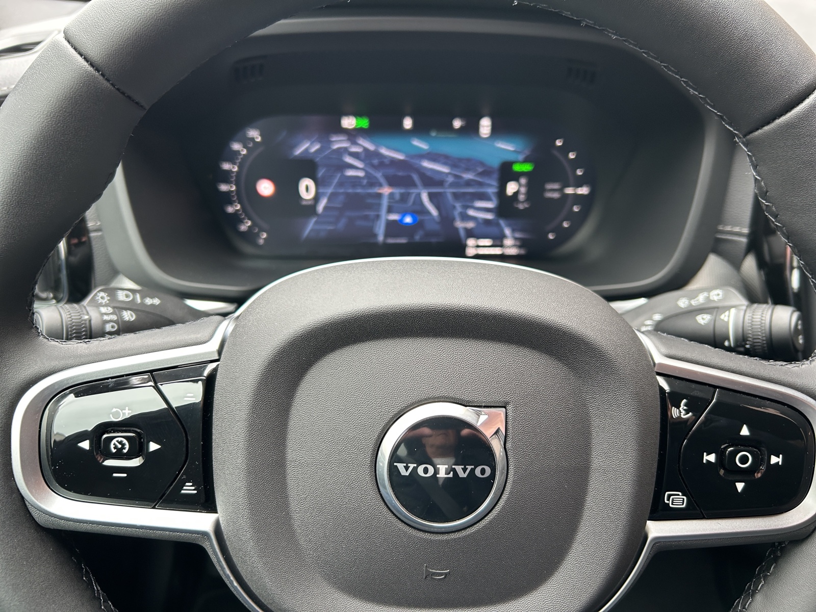 VOLVO XC60 T6 eAWD PluginHybrid Black Edition Geartronic - AHK - Head-up - Panoramadach - 360 Kamera-image-9