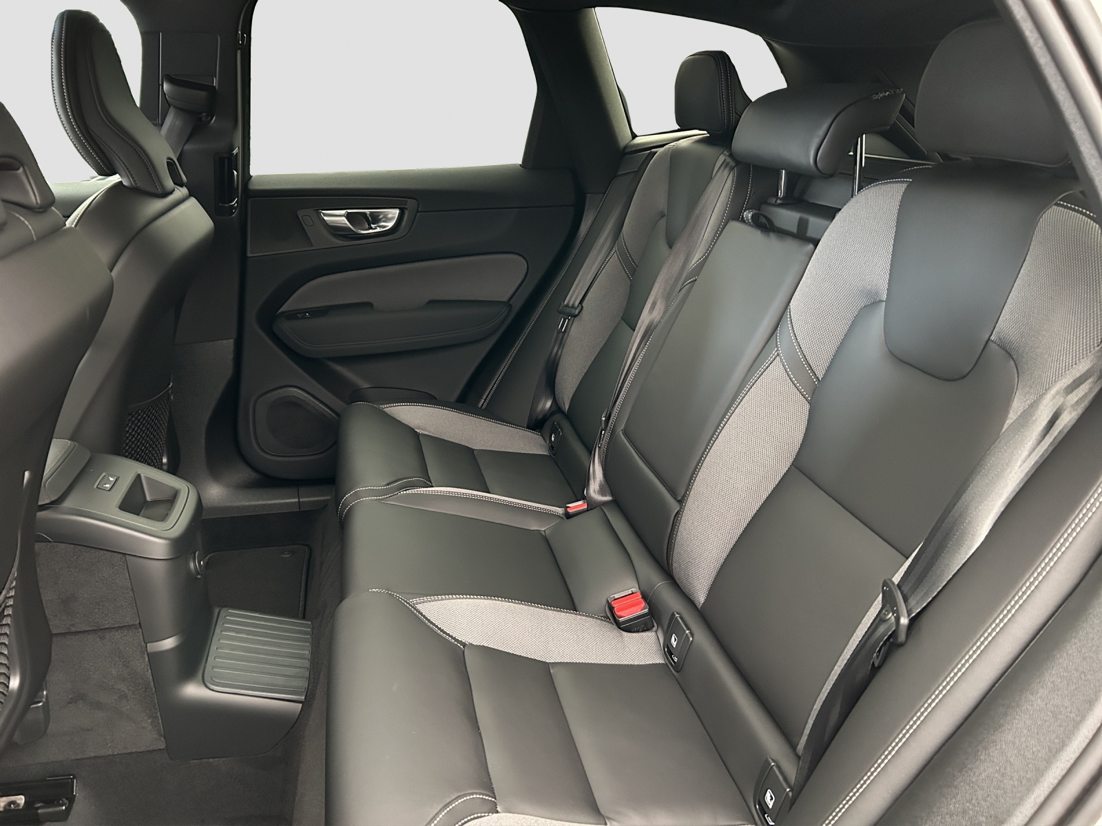 VOLVO XC60 T6 eAWD PluginHybrid Black Edition Geartronic - AHK - Head-up - Panoramadach - 360 Kamera-image-6