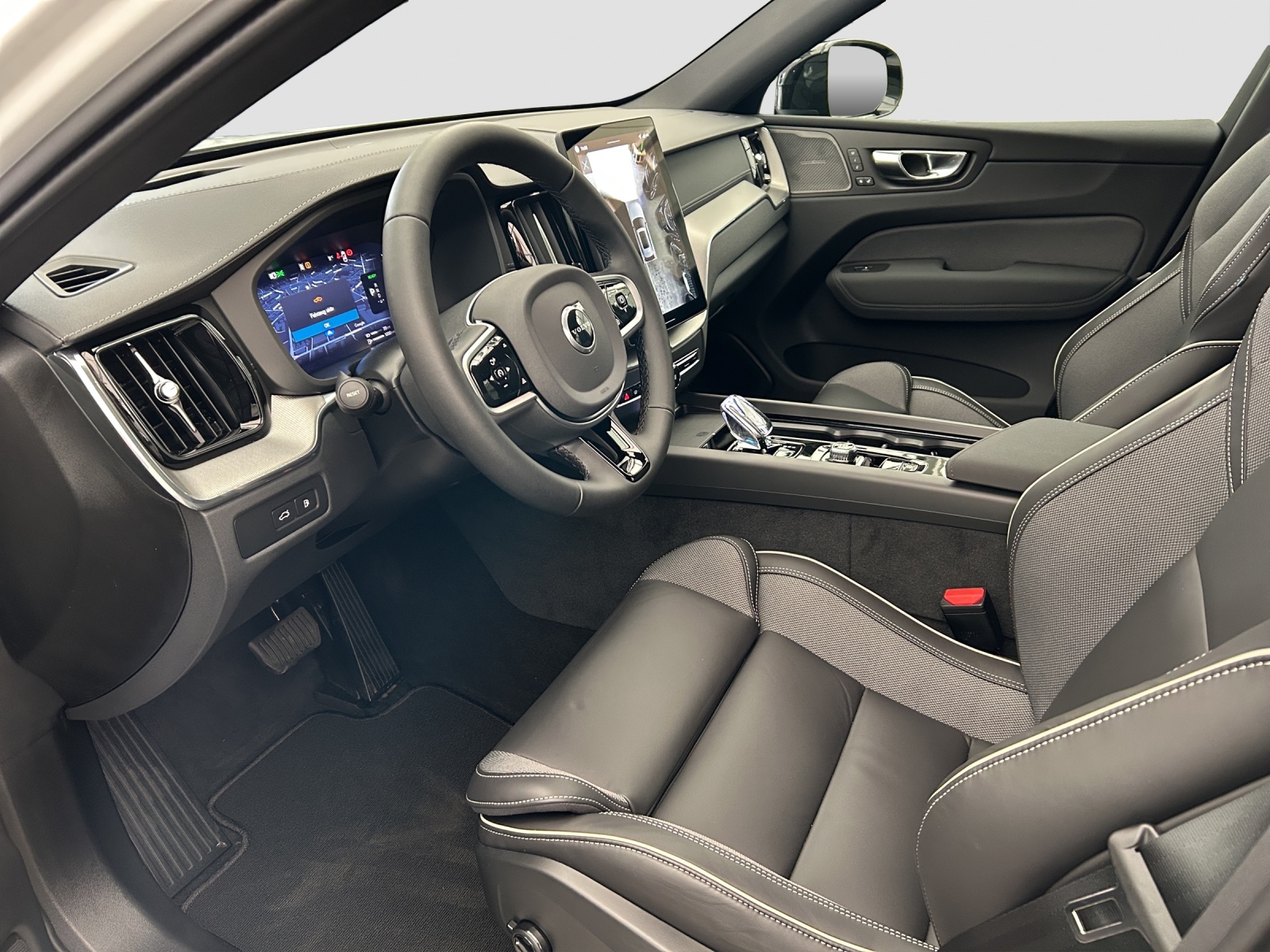 VOLVO XC60 T6 eAWD PluginHybrid Black Edition Geartronic - AHK - Head-up - Panoramadach - 360 Kamera-image-5