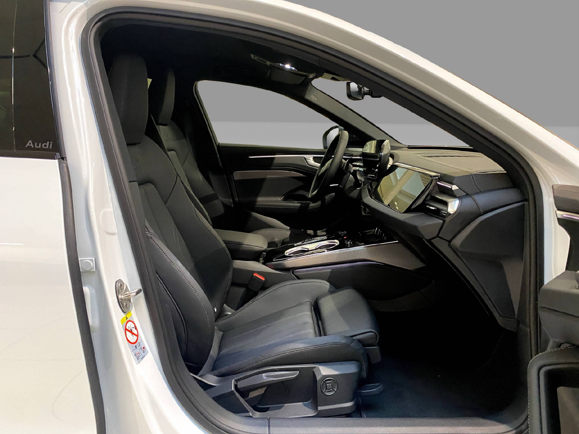 AUDI A6 Avant 2.0 e-hybrid 270 quattro S-Tronic-image-12