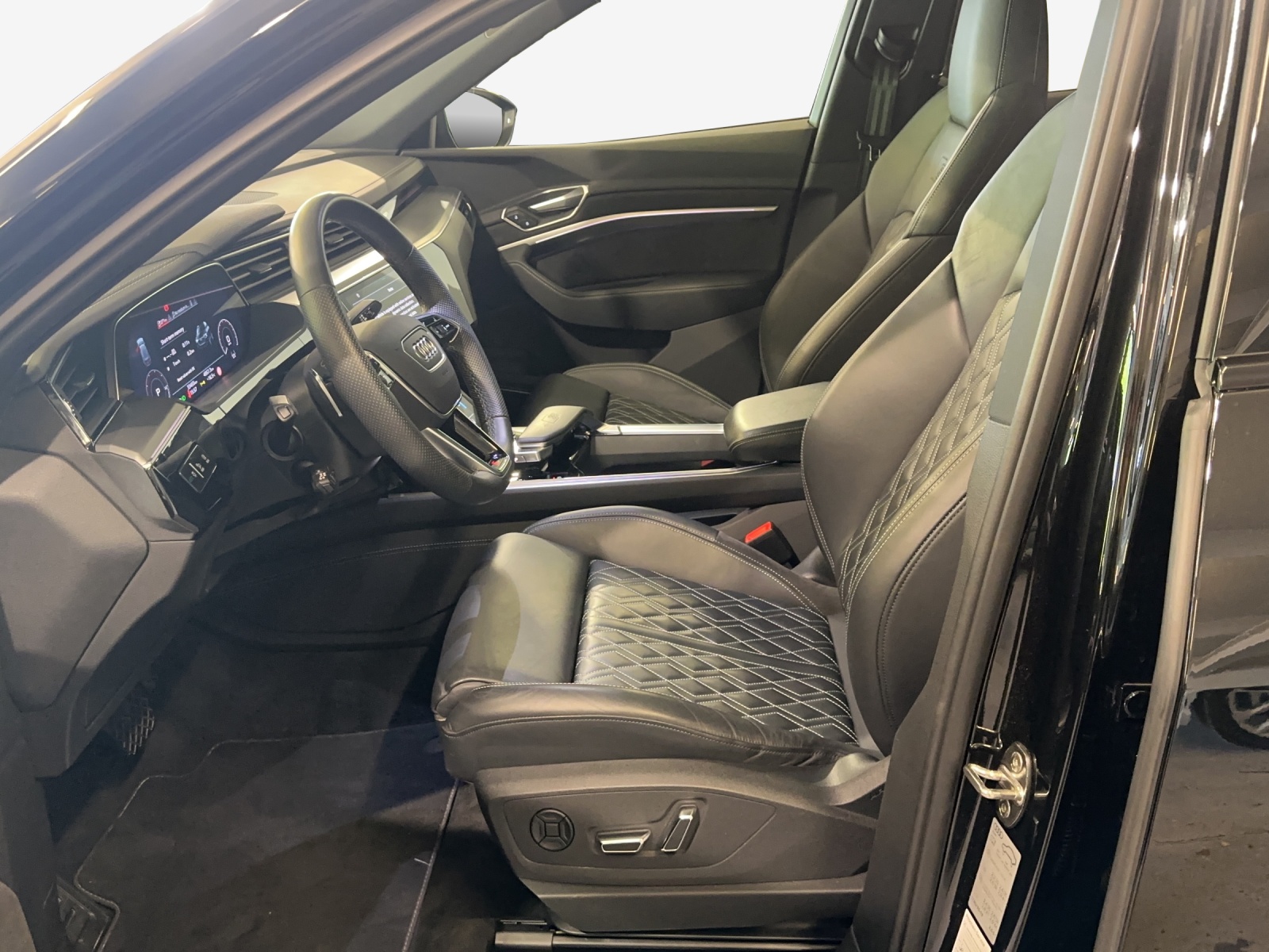 AUDI e-tron S Sportback quattro-image-7