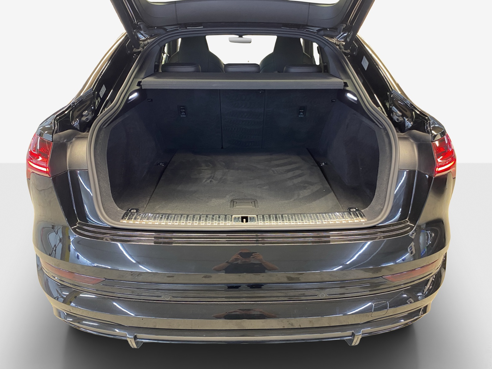 AUDI e-tron S Sportback quattro-image-12