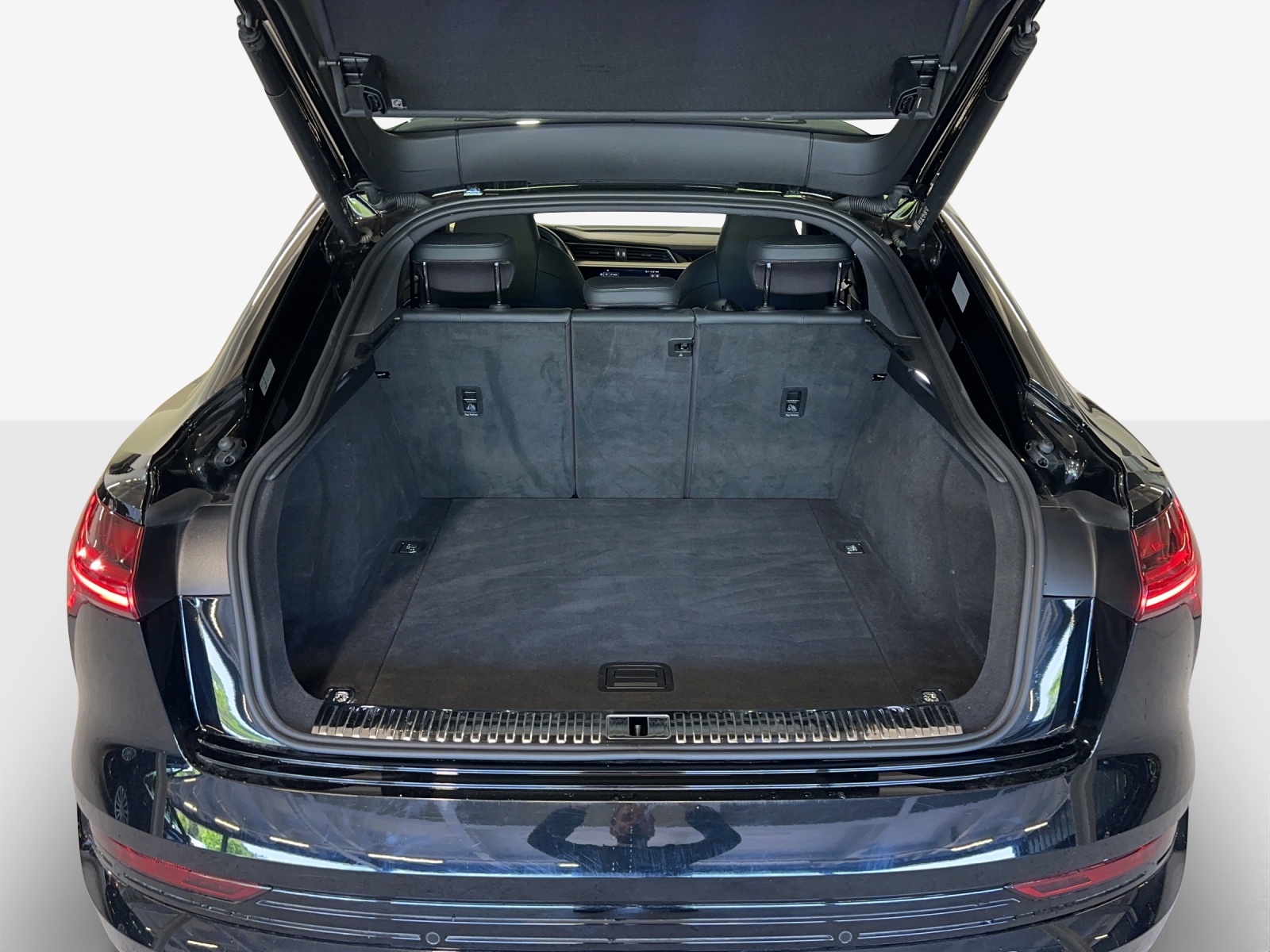 AUDI e-tron S Sportback quattro-image-10