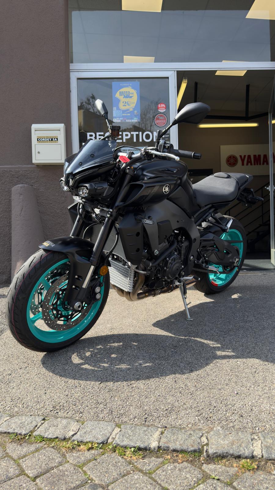 YAMAHA MT-10 ABS-showroom-element-1