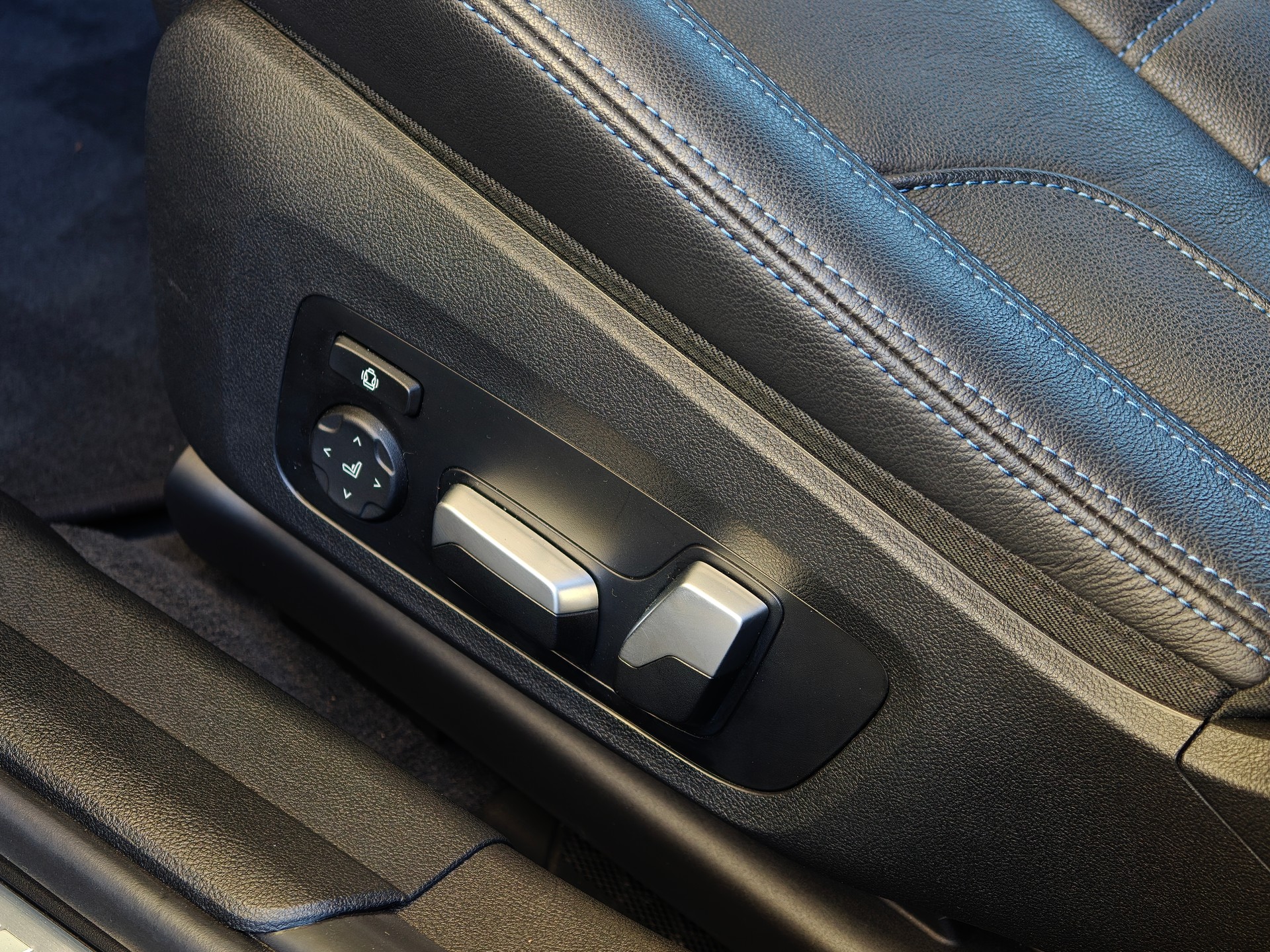 BMW M340i xDrive CARBON DACH CH FAHRZEUG-image-24