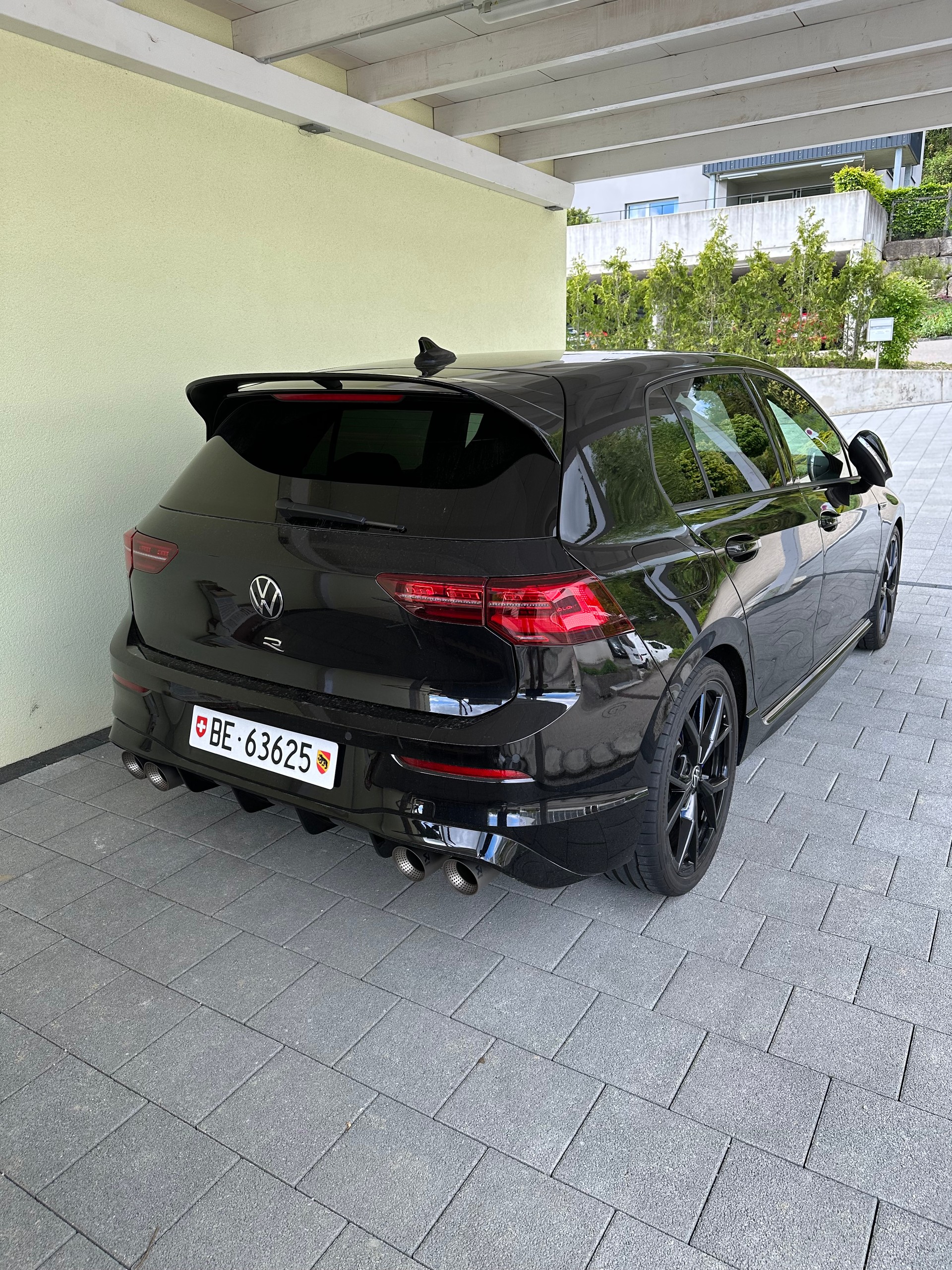 VW Golf 2.0 TSI R DSG 4Motion-image-2