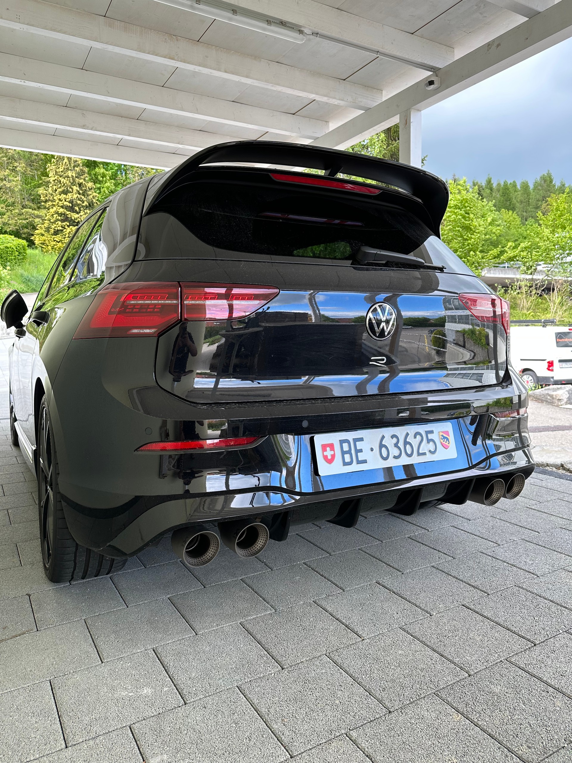 VW Golf 2.0 TSI R DSG 4Motion-image-3