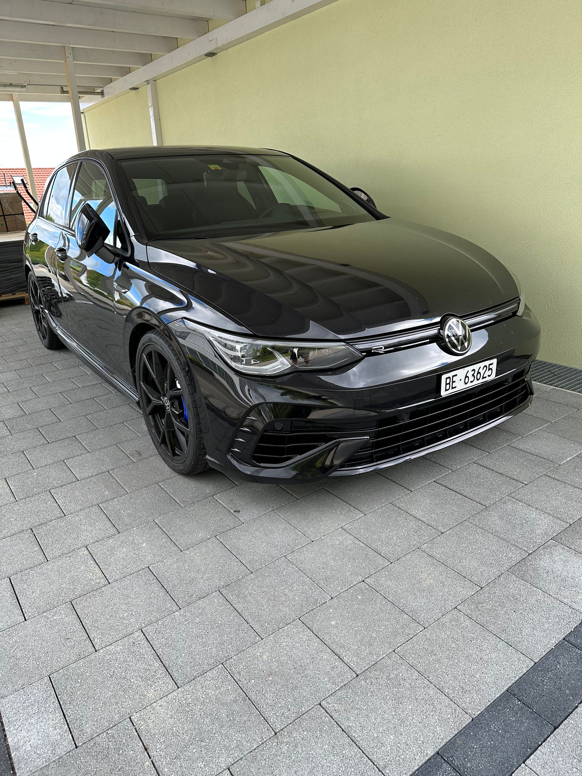 VW Golf 2.0 TSI R DSG 4Motion-image-1