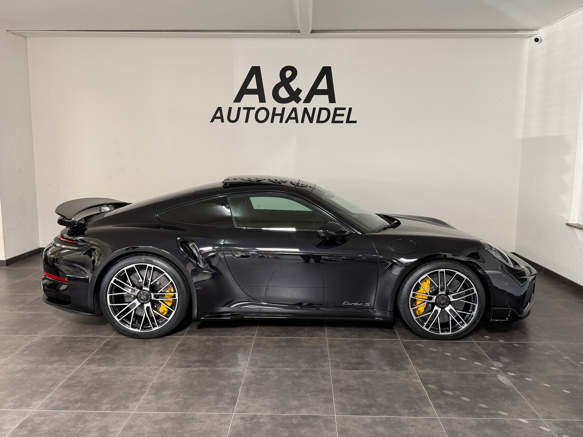 PORSCHE Turbo S-showroom-element-2