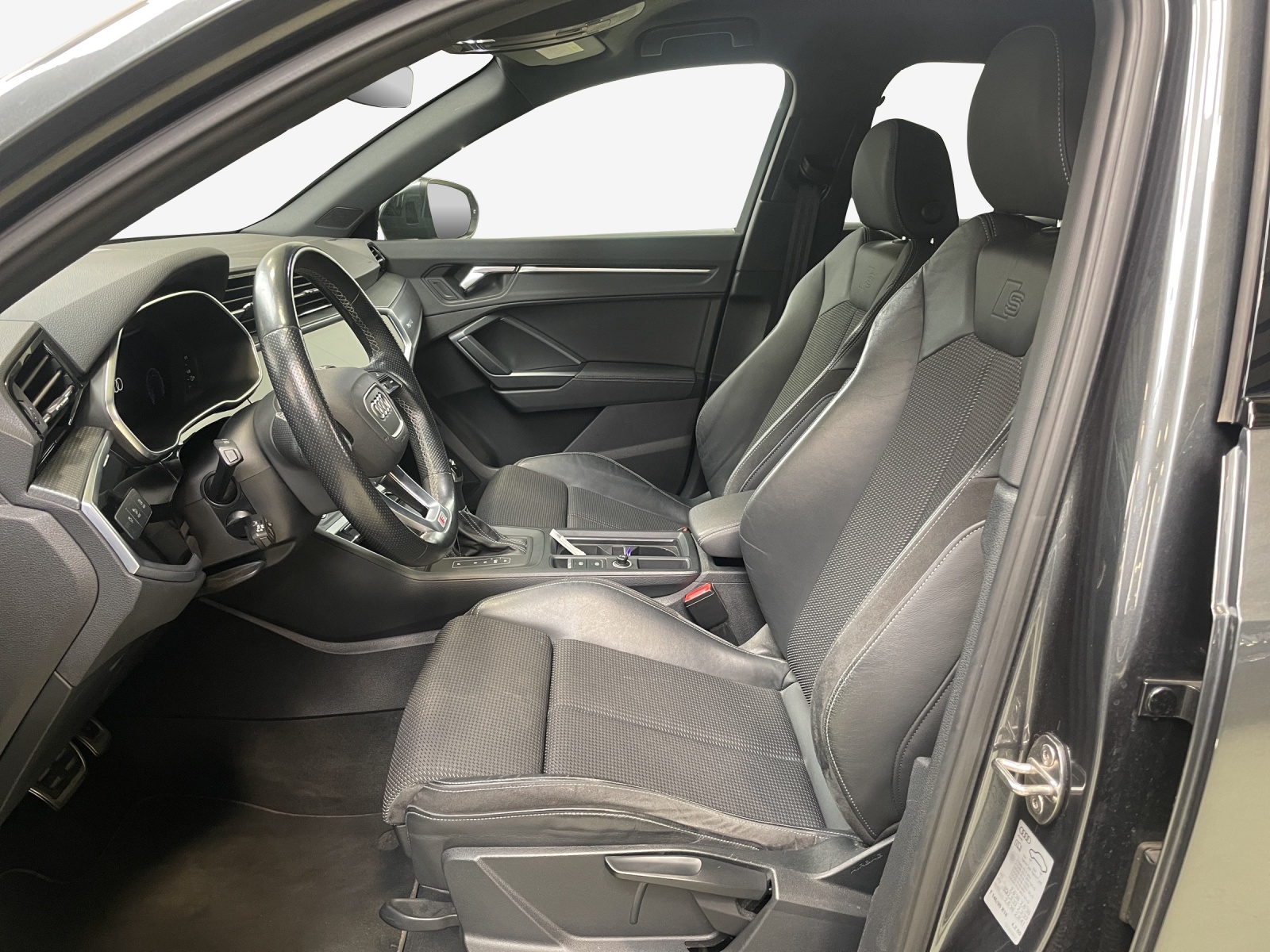 AUDI Q3 35 TFSI S line Attraction S-tronic-image-7