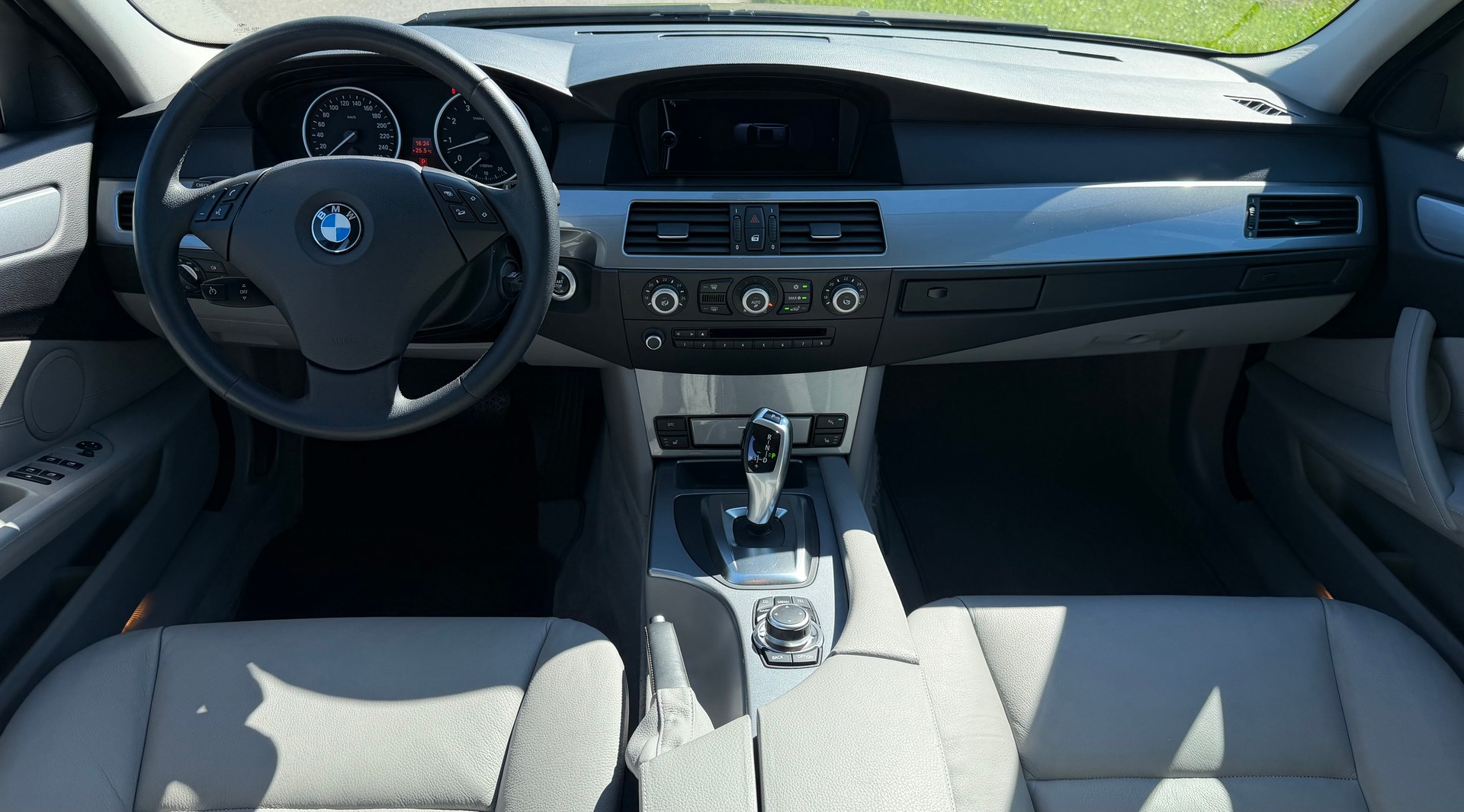 BMW 525xi Touring Steptronic-image-11
