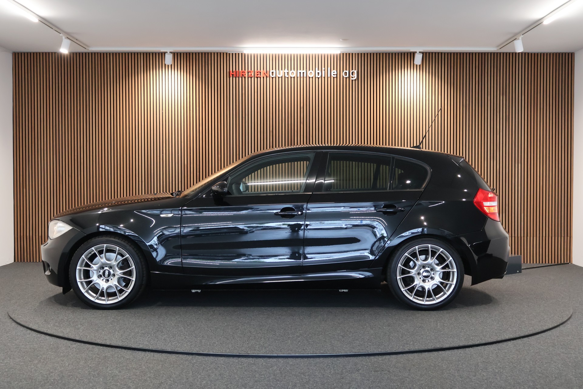 BMW 123d Steptronic-showroom-element-1