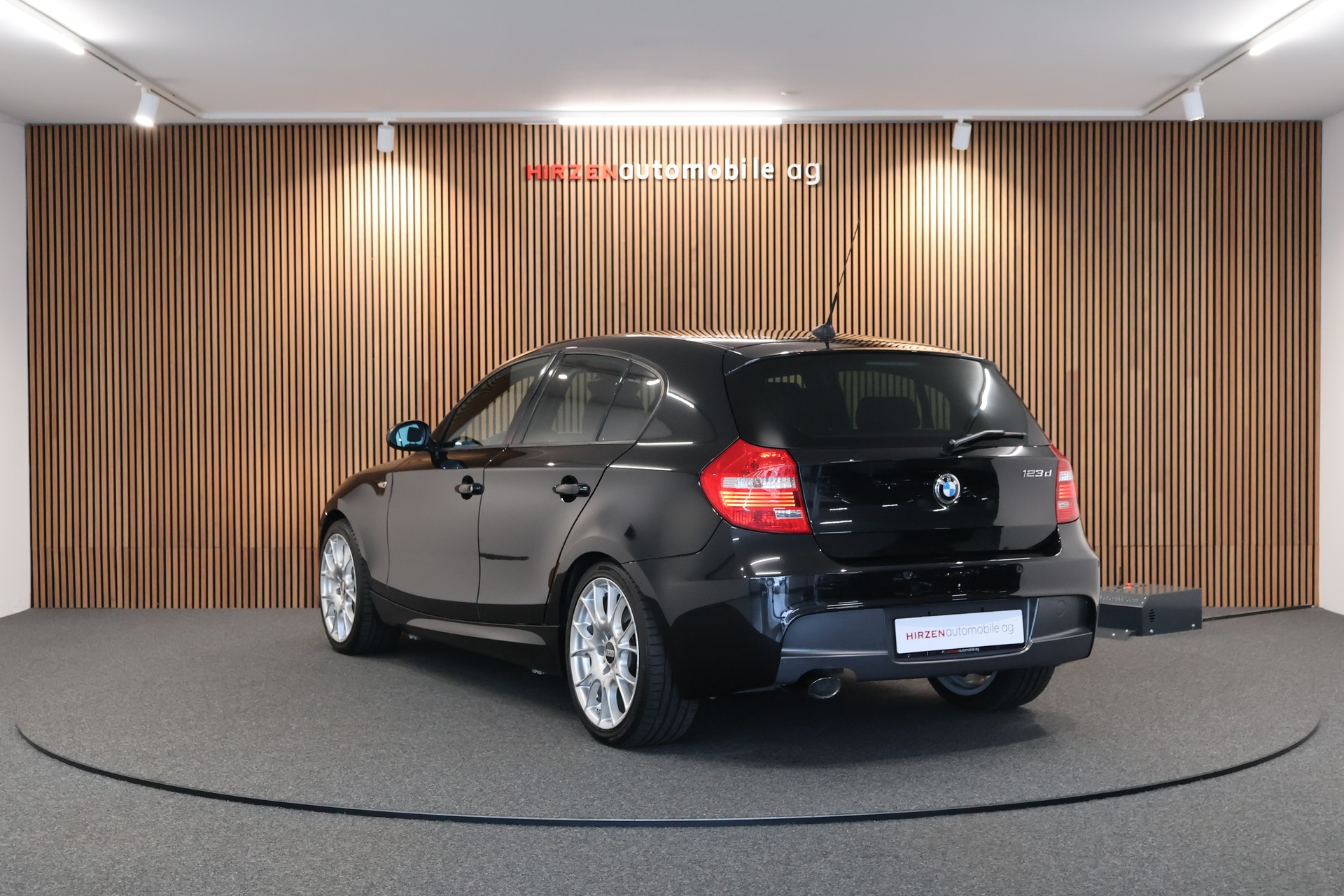 BMW 123d Steptronic-showroom-element-2