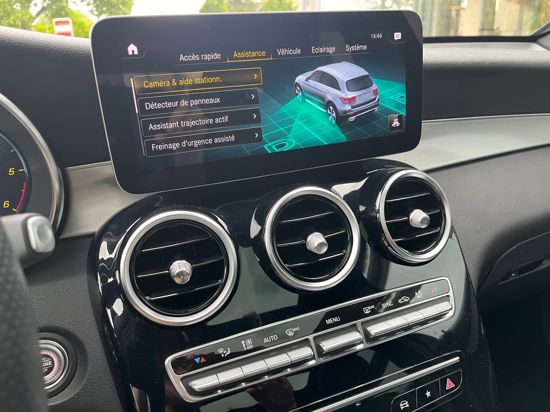 MERCEDES-BENZ GLC 220 d AMG Line 4Matic 9G-Tronic-image-16