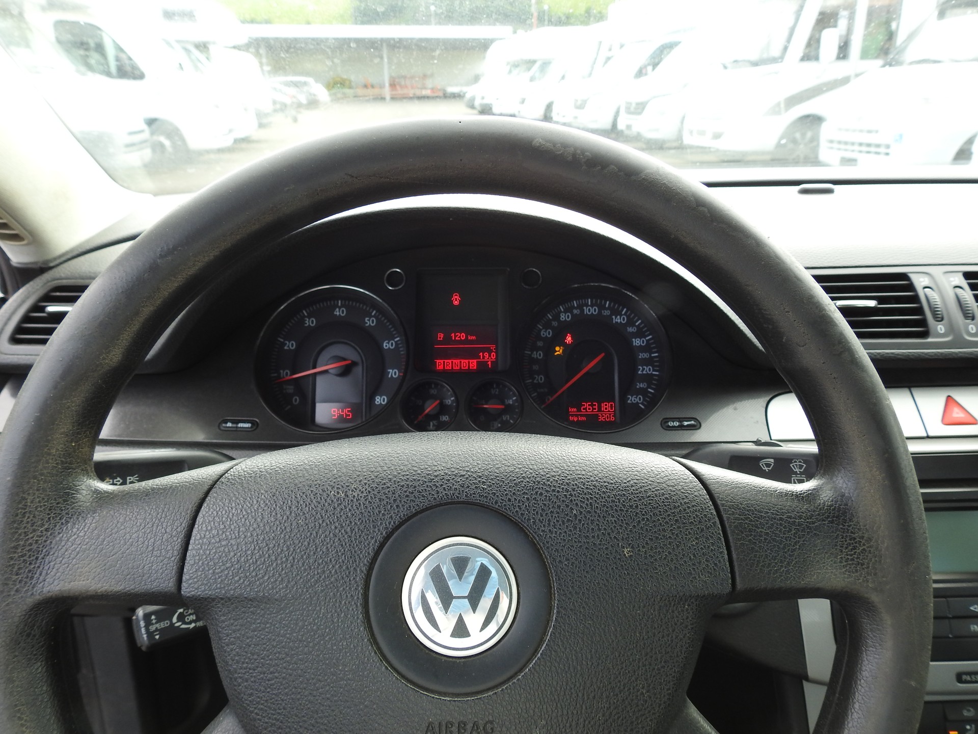 VW Passat Variant 2.0 FSI Trendline-image-22