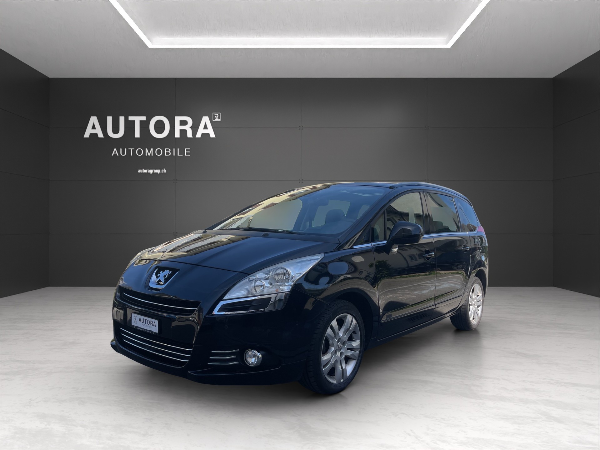 PEUGEOT 5008 1.6 16V T Family Automatic-image-0