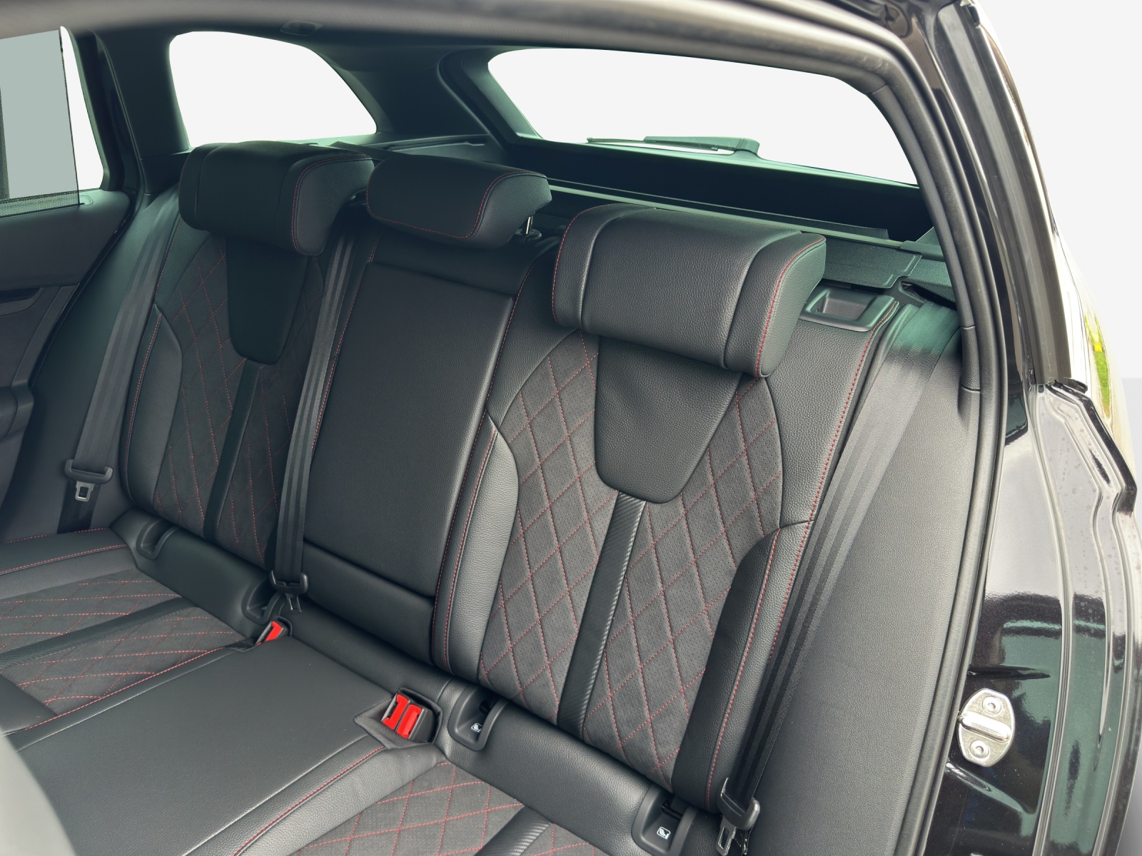 SKODA Octavia Combi 2.0 TSI DSG RS-image-11
