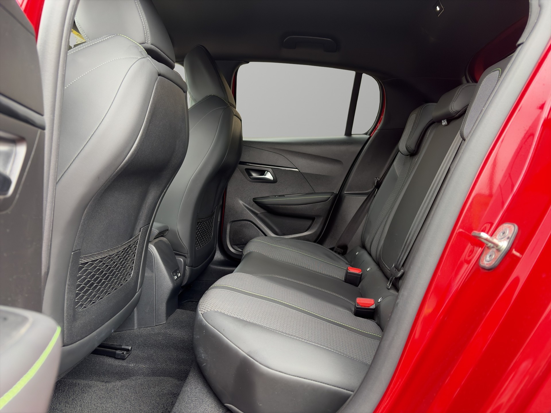 PEUGEOT 208 1.2 PureTech 130 GT-image-6
