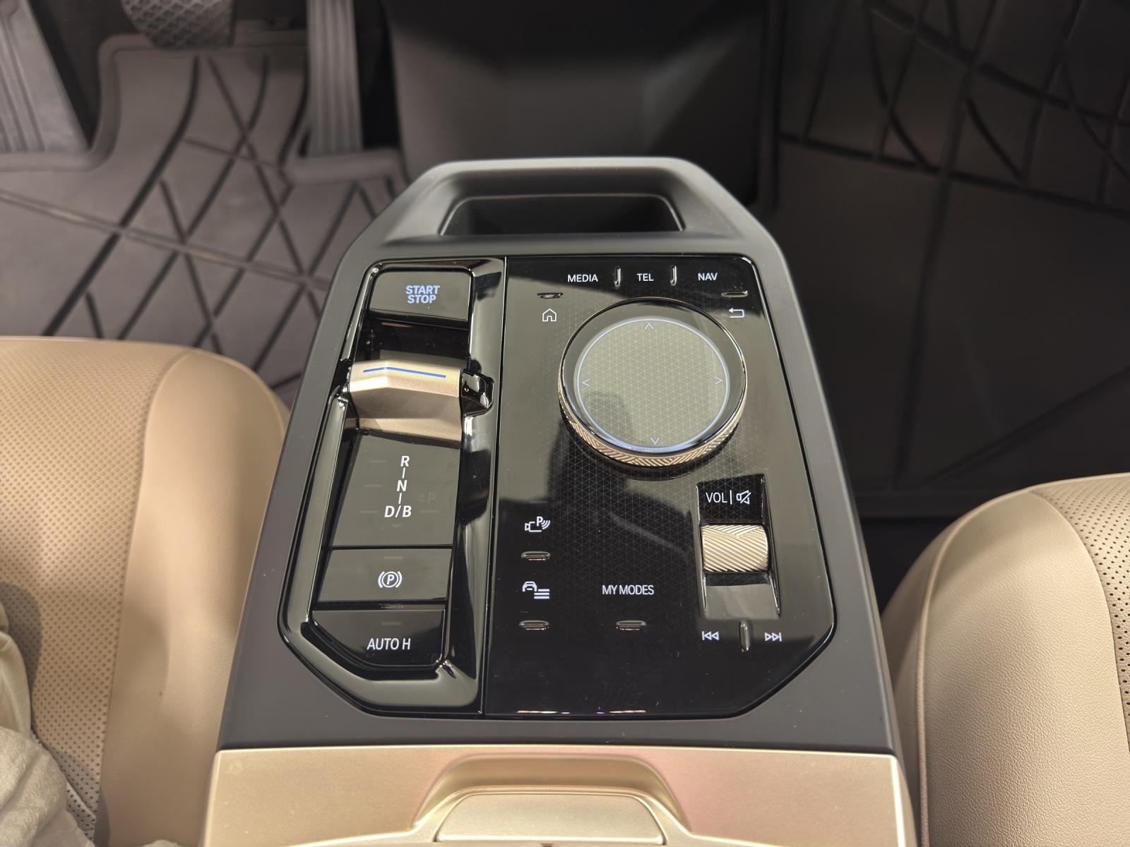 BMW iX xDrive40-image-18