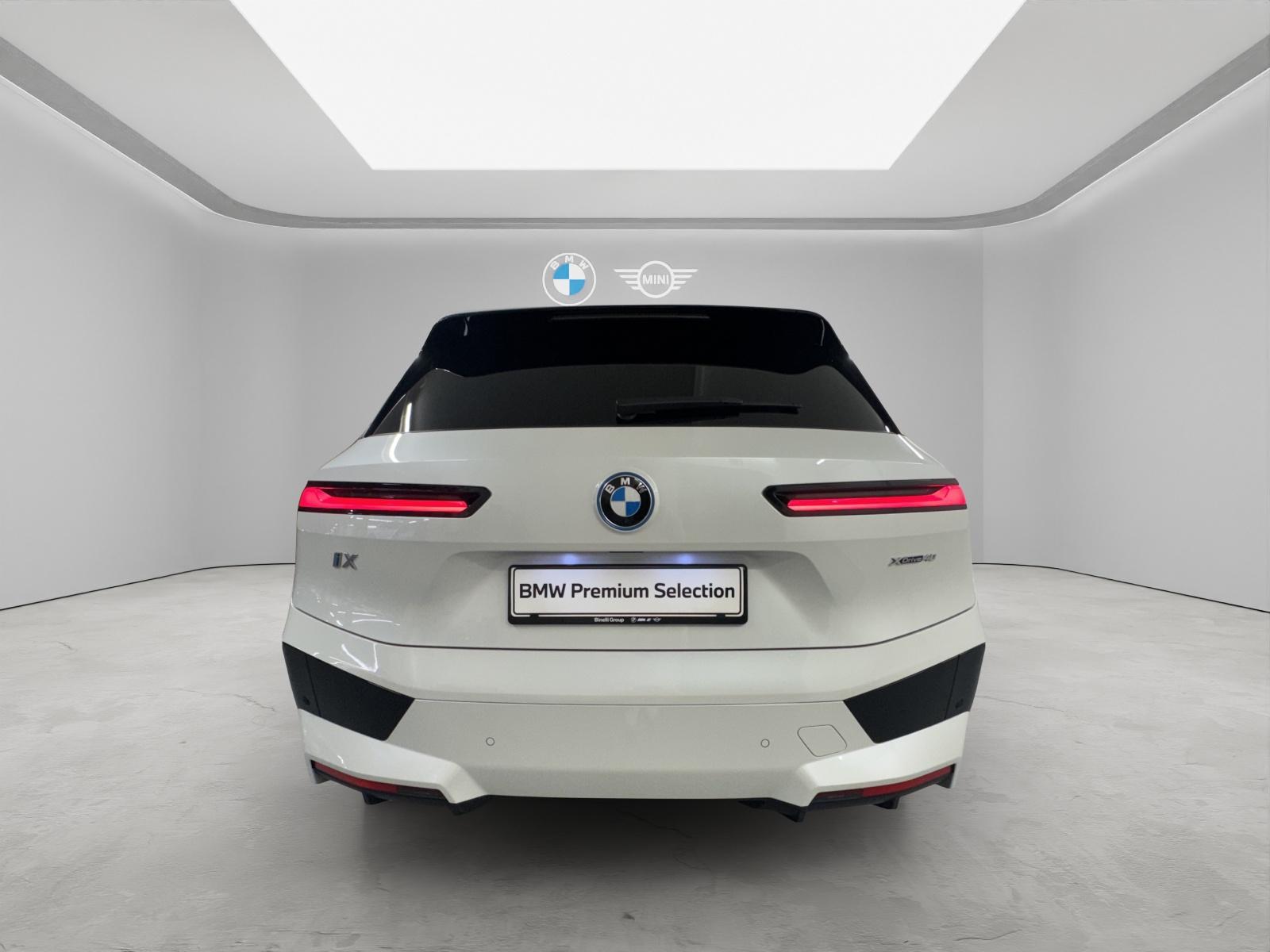 BMW iX xDrive40-showroom-element-3