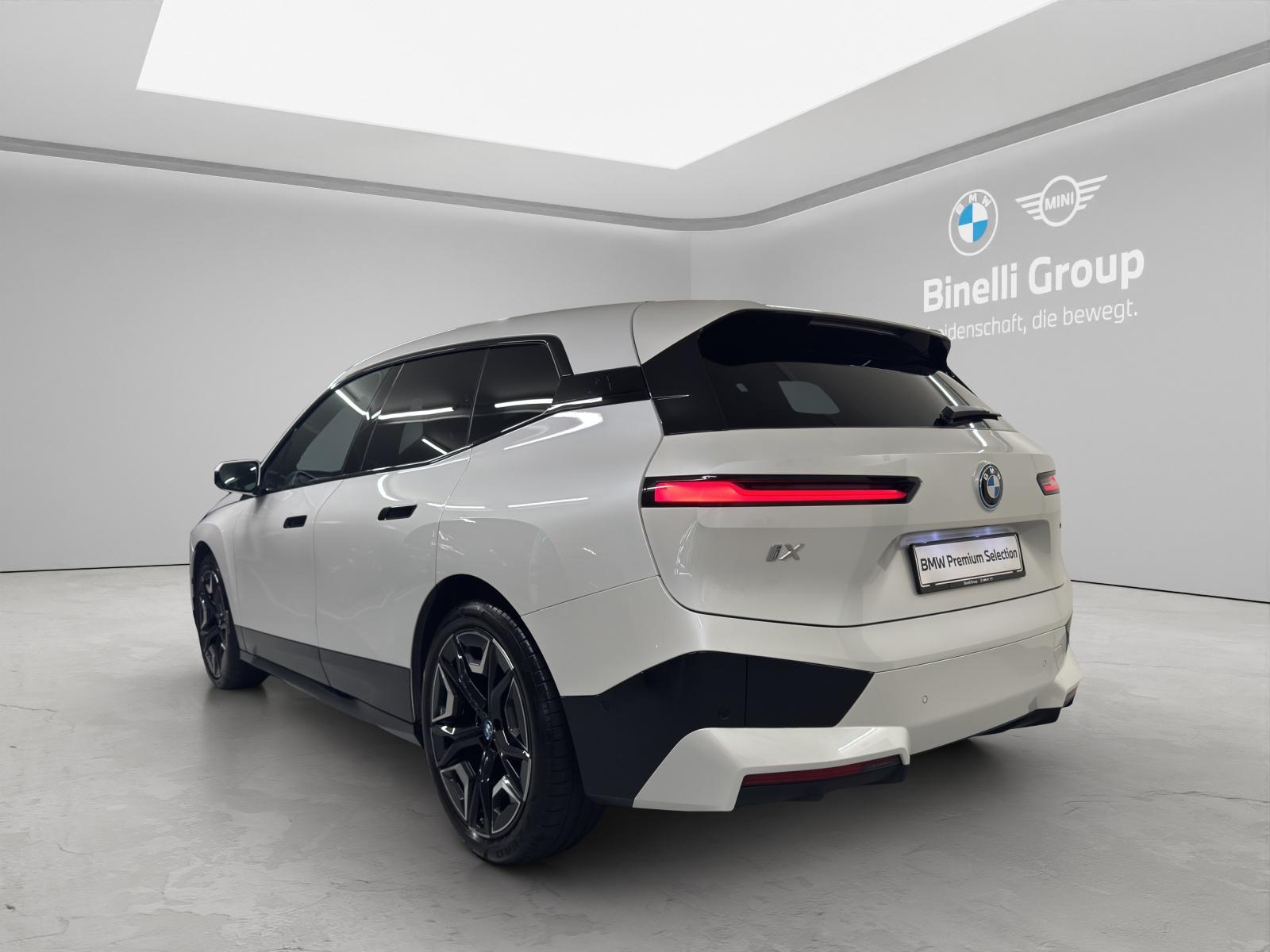 BMW iX xDrive40-showroom-element-2