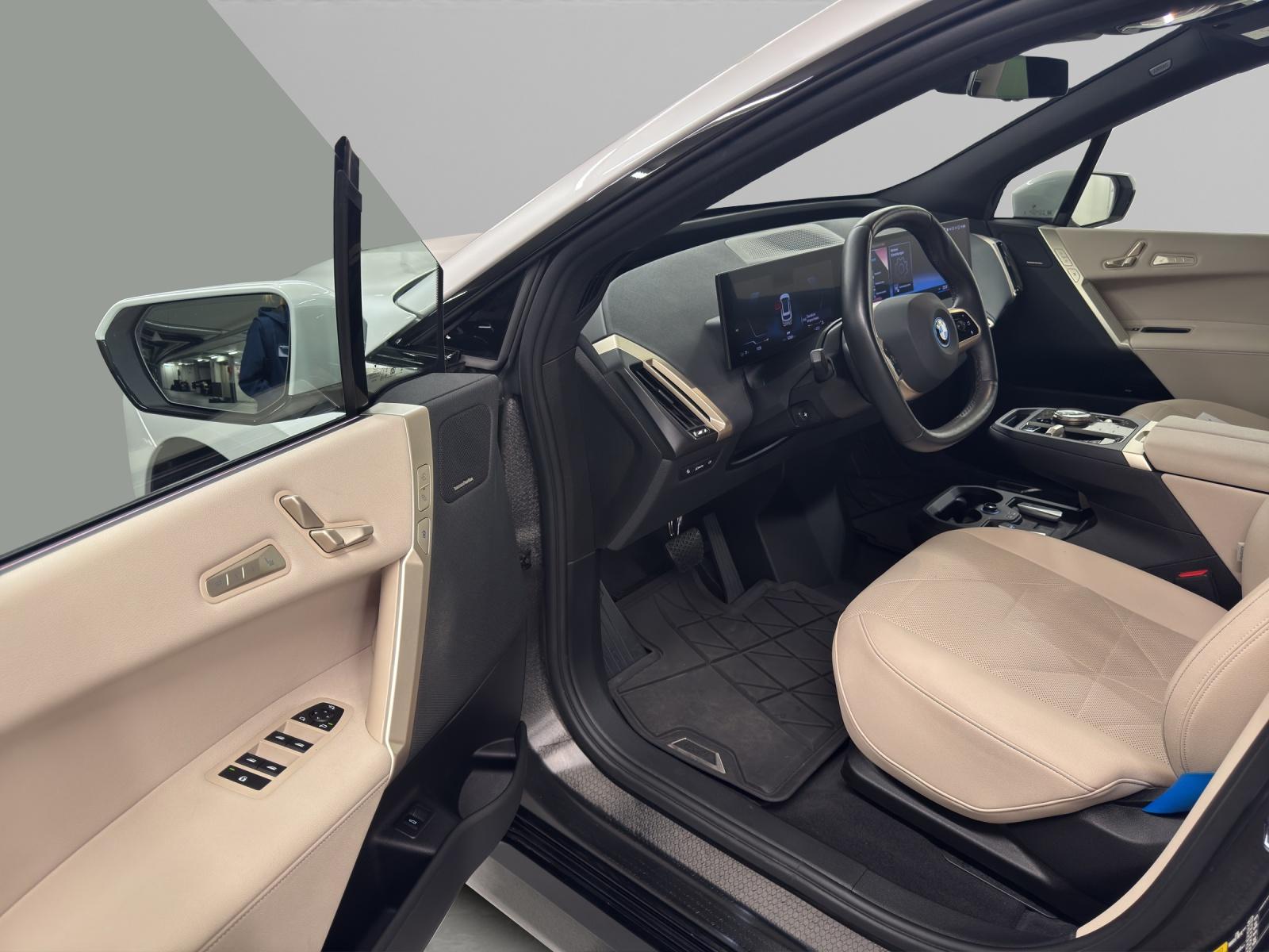BMW iX xDrive40-image-11