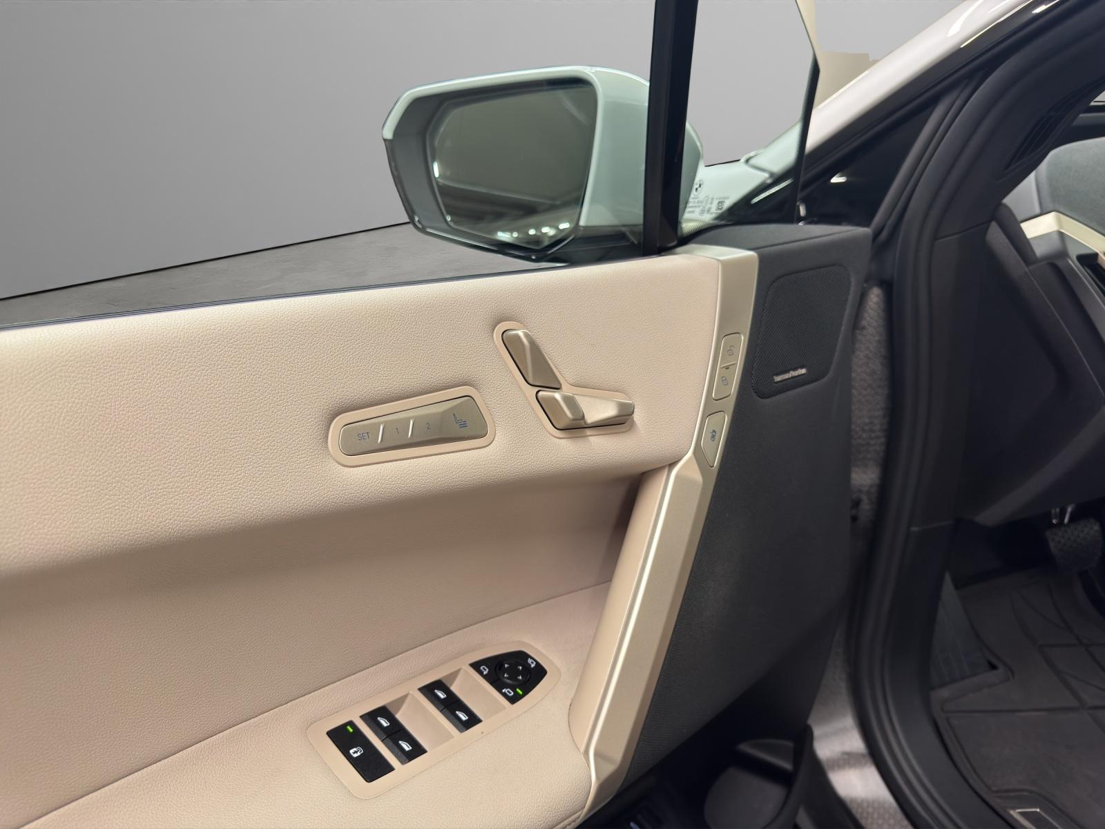 BMW iX xDrive40-image-12