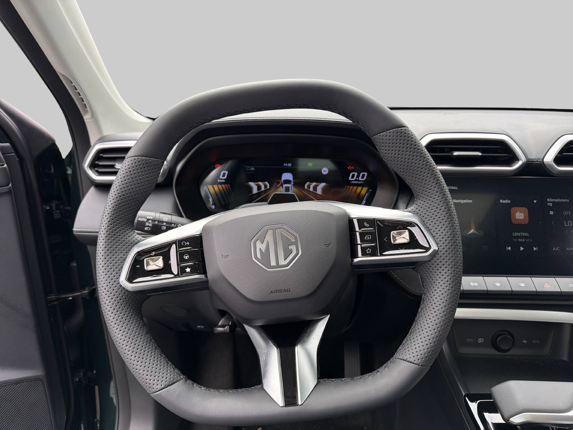 MG ZS 1.5 Hybrid+ Luxury-image-5