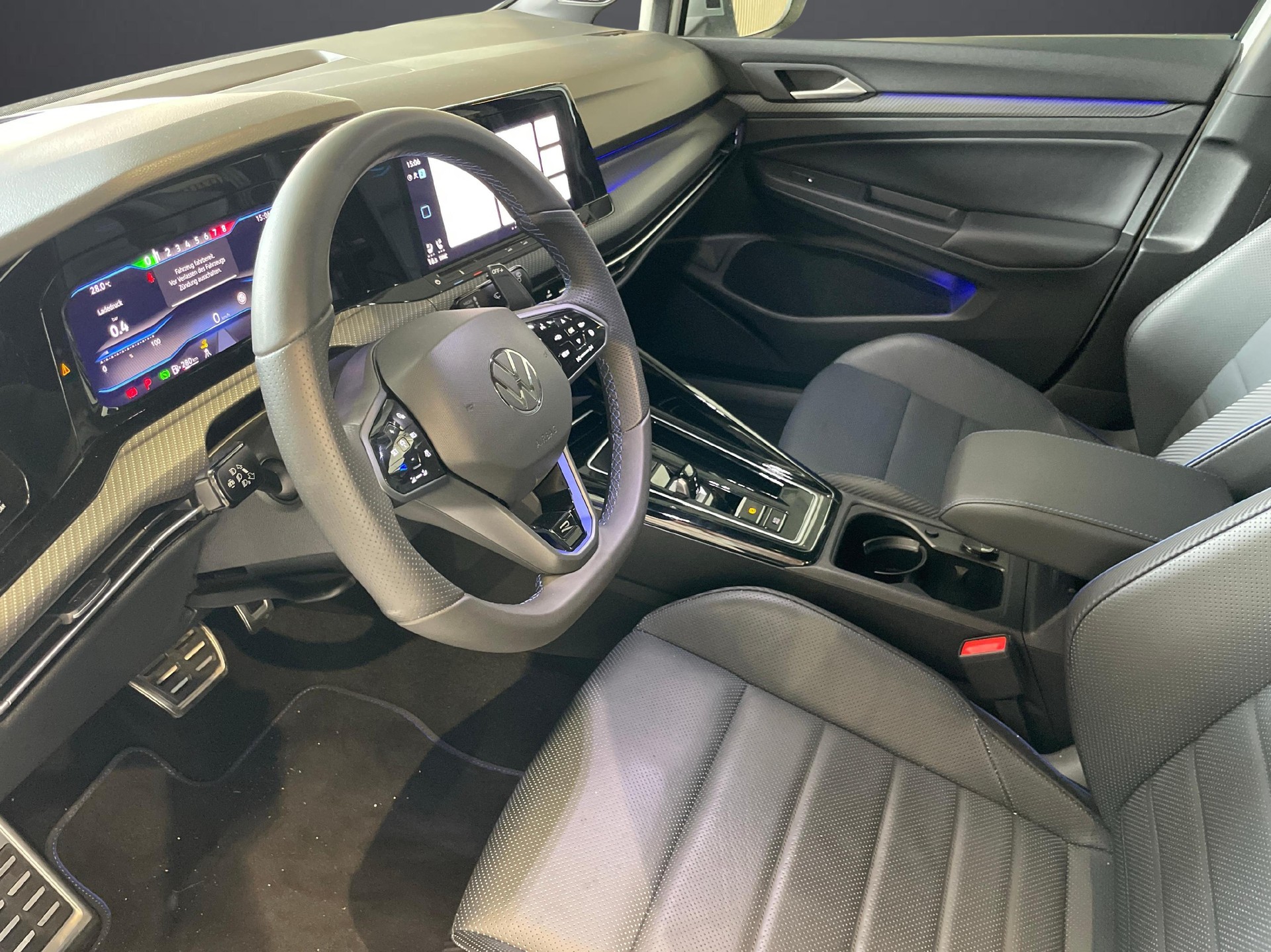 VW Golf VIII 2.0 TSI R Performance DSG 4motion-image-6