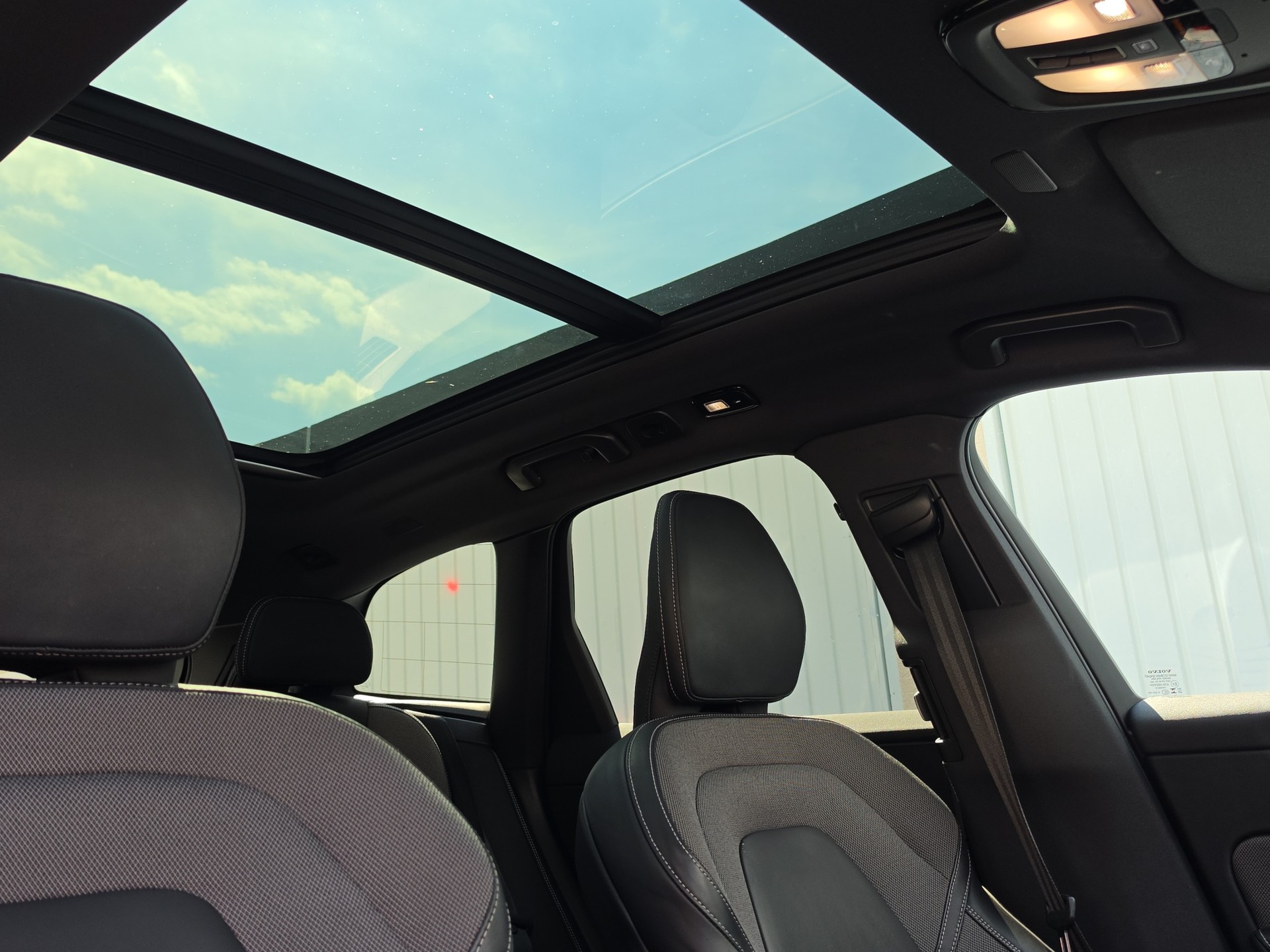 VOLVO XC60 2.0 T8 TE XCENTRIC Black Edition eAWD-image-18