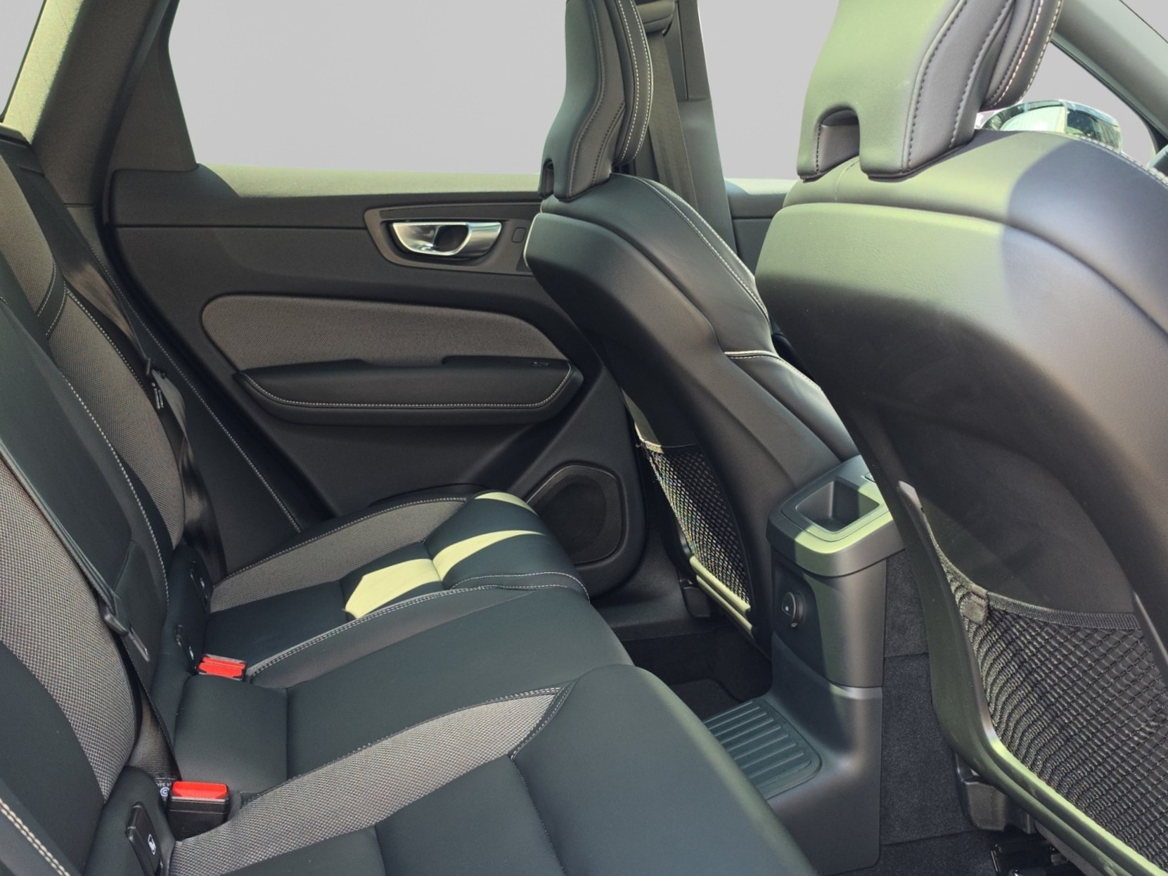 VOLVO XC60 2.0 T8 TE XCENTRIC Black Edition eAWD-image-13
