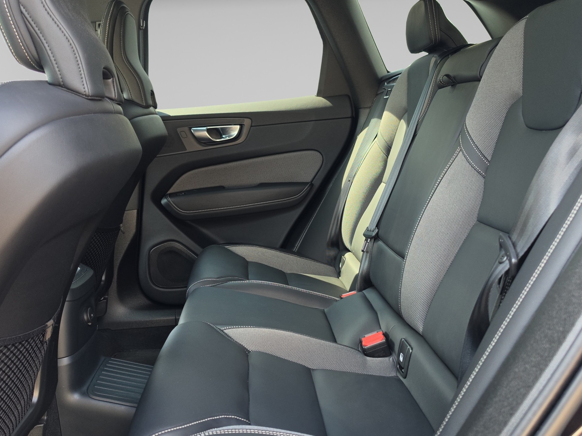 VOLVO XC60 2.0 T8 TE XCENTRIC Black Edition eAWD-image-11