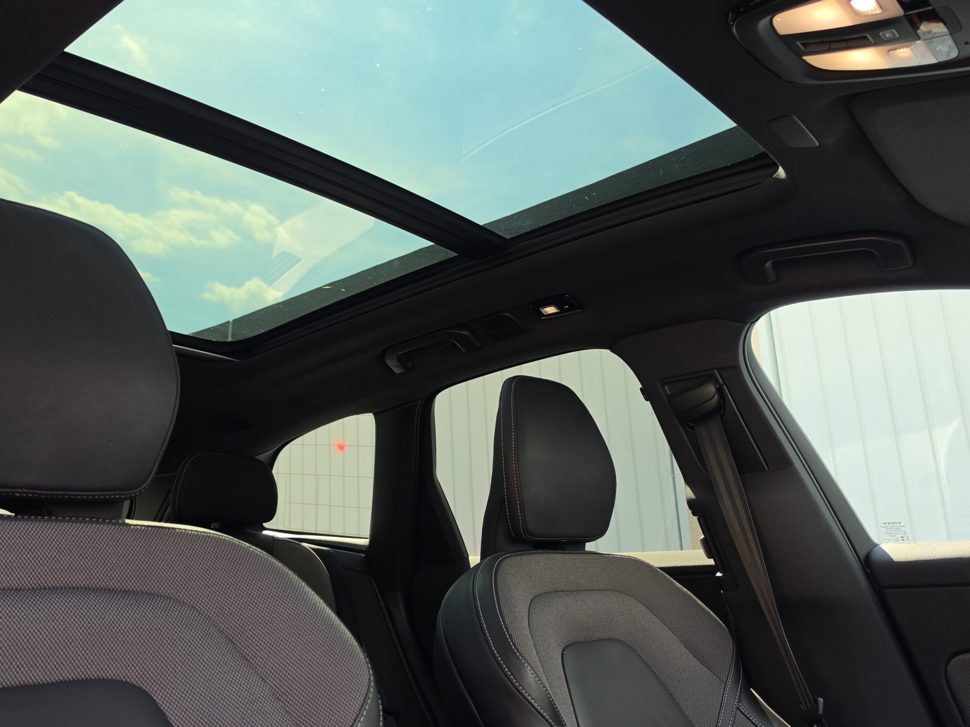 VOLVO XC60 2.0 T8 TE XCENTRIC Black Edition eAWD-image-15