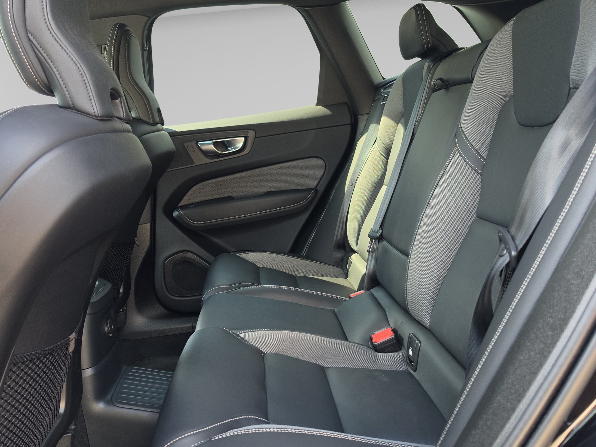 VOLVO XC60 2.0 T8 TE XCENTRIC Black Edition eAWD-image-11